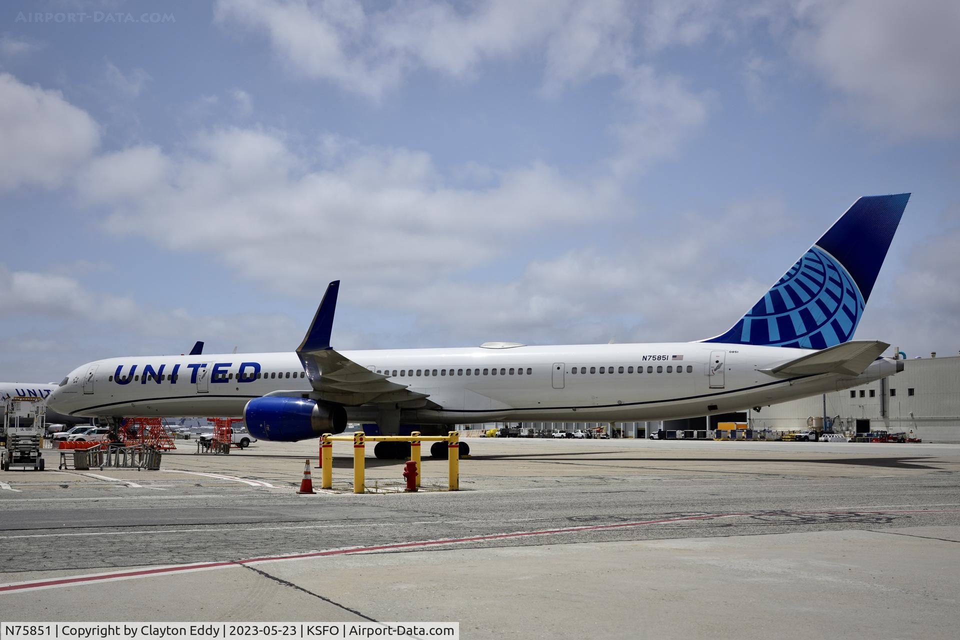 N75851, 2001 Boeing 757-324 C/N 32810, SFO 2023.