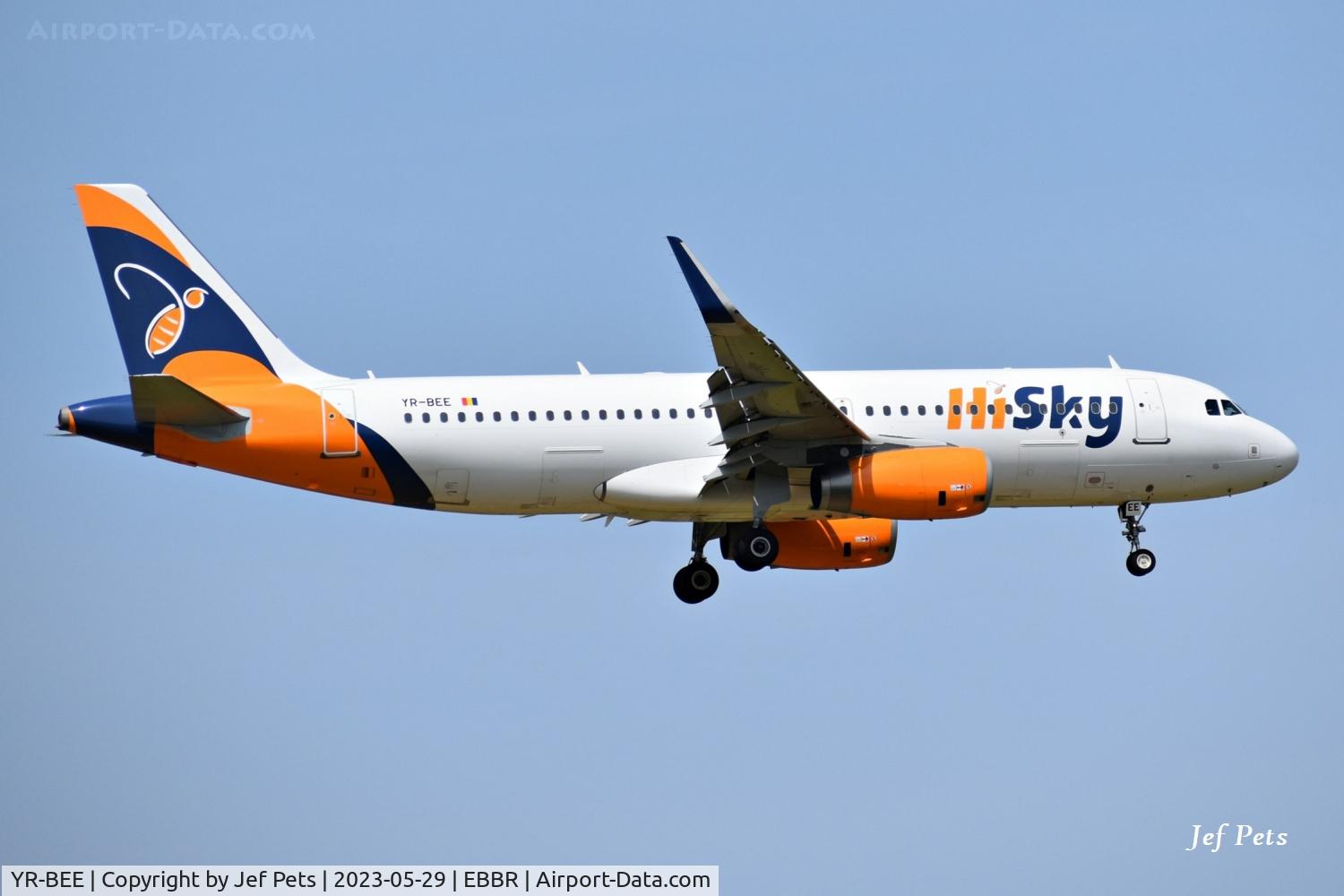 YR-BEE, 2014 Airbus A320-232 C/N 6223, On final at Brussels Airport.