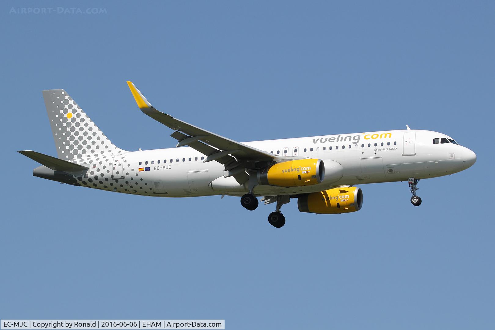 EC-MJC, 2015 Airbus A320-232 C/N 6841, at spl