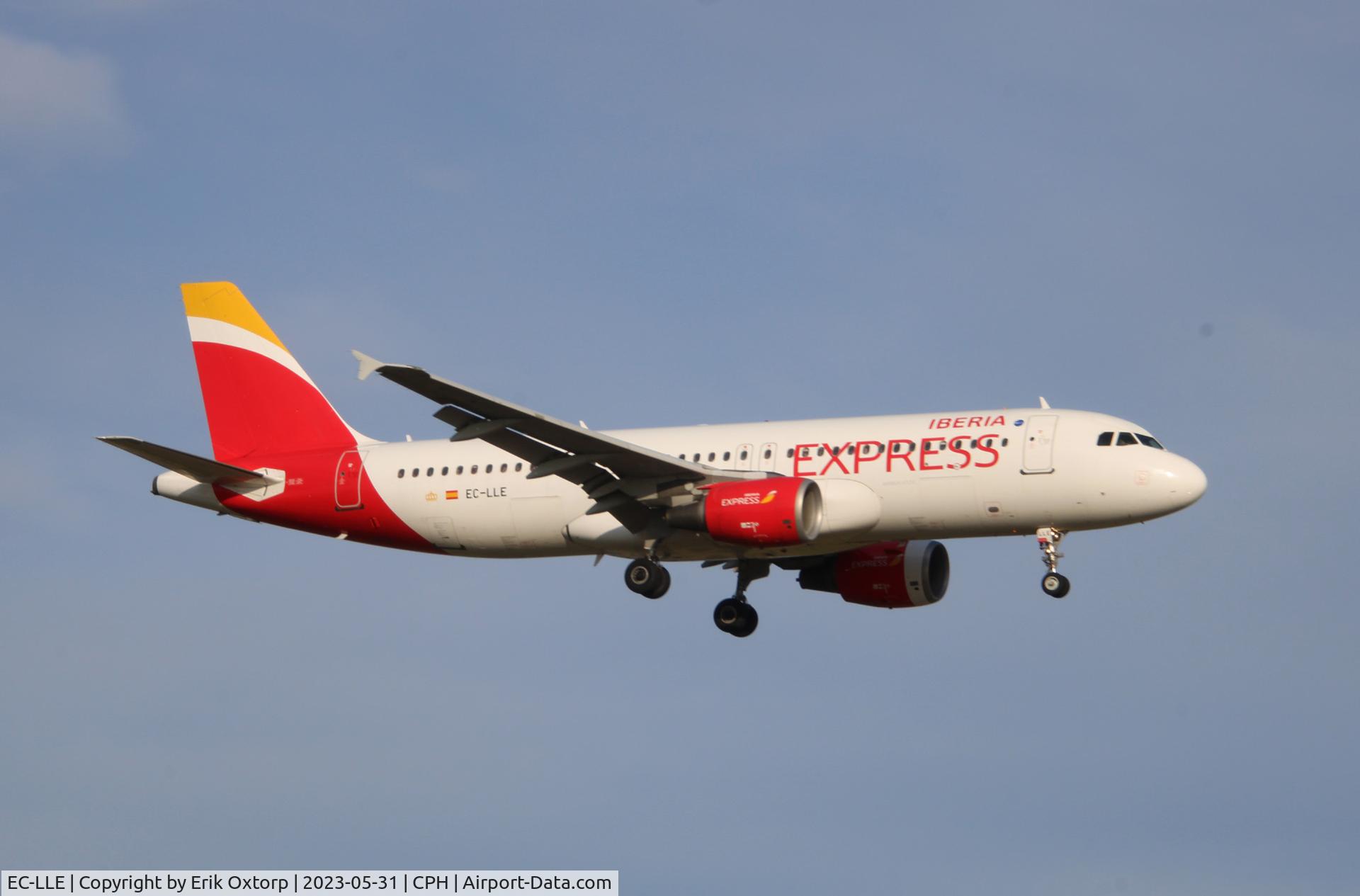 EC-LLE, 1999 Airbus A320-214 C/N 1119, EC-LLE landing rw 22L