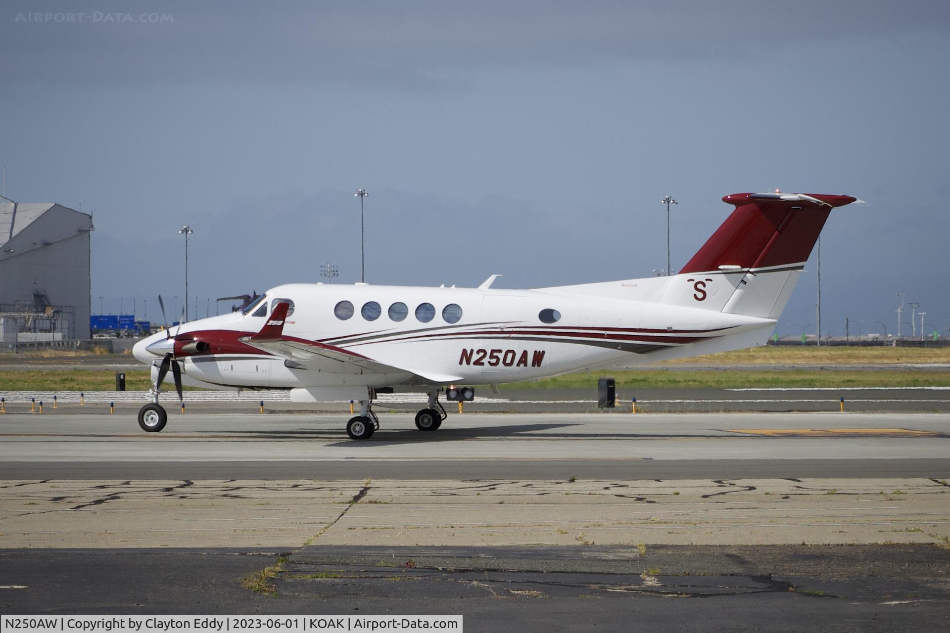 N250AW, 2015 Beech B200GT Super KIng Air King Air C/N BY-250, Oakland Airport 2023.