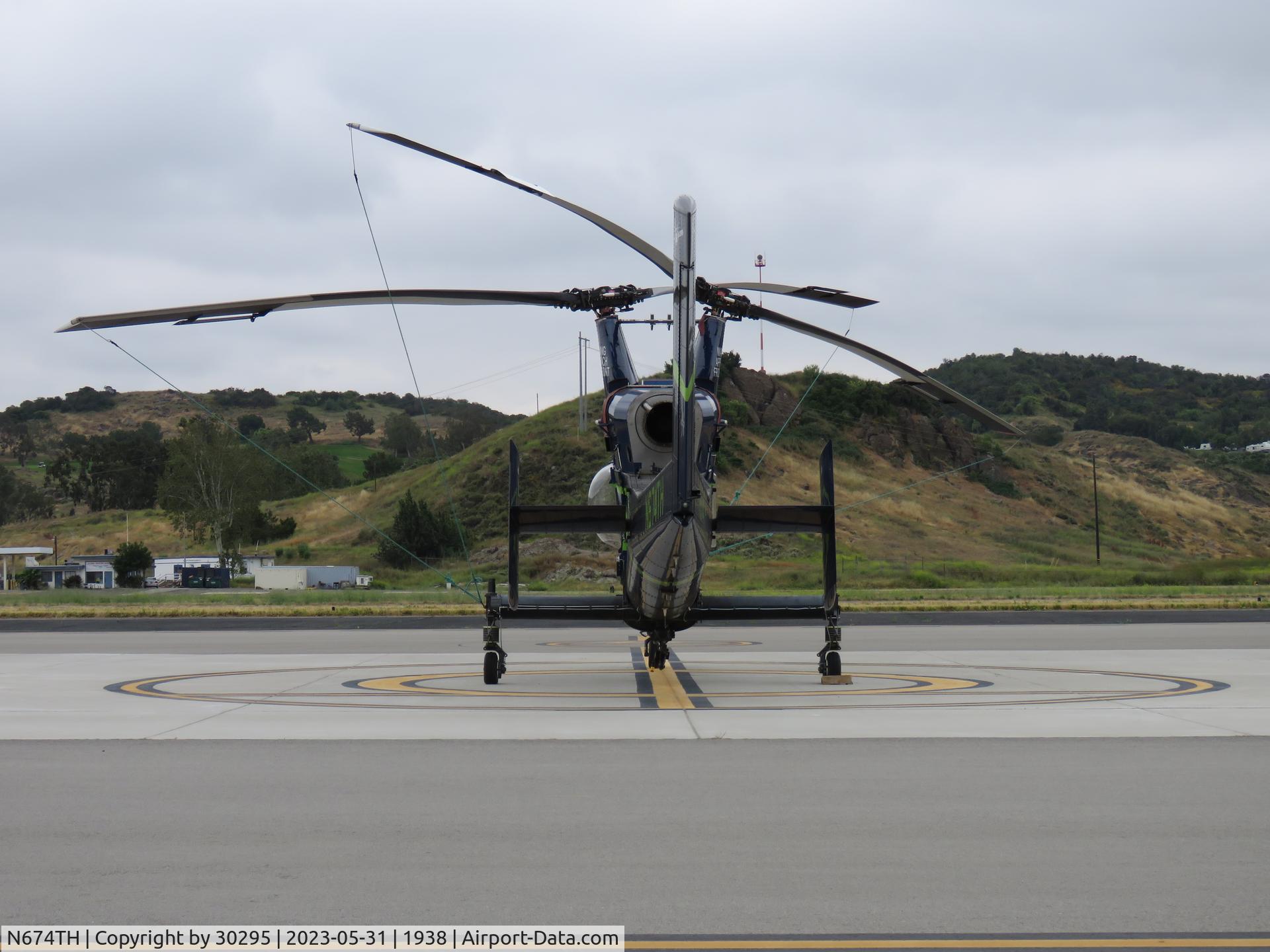 N674TH, 2004 Kaman K-1200 K-Max C/N A94-0035, Parked