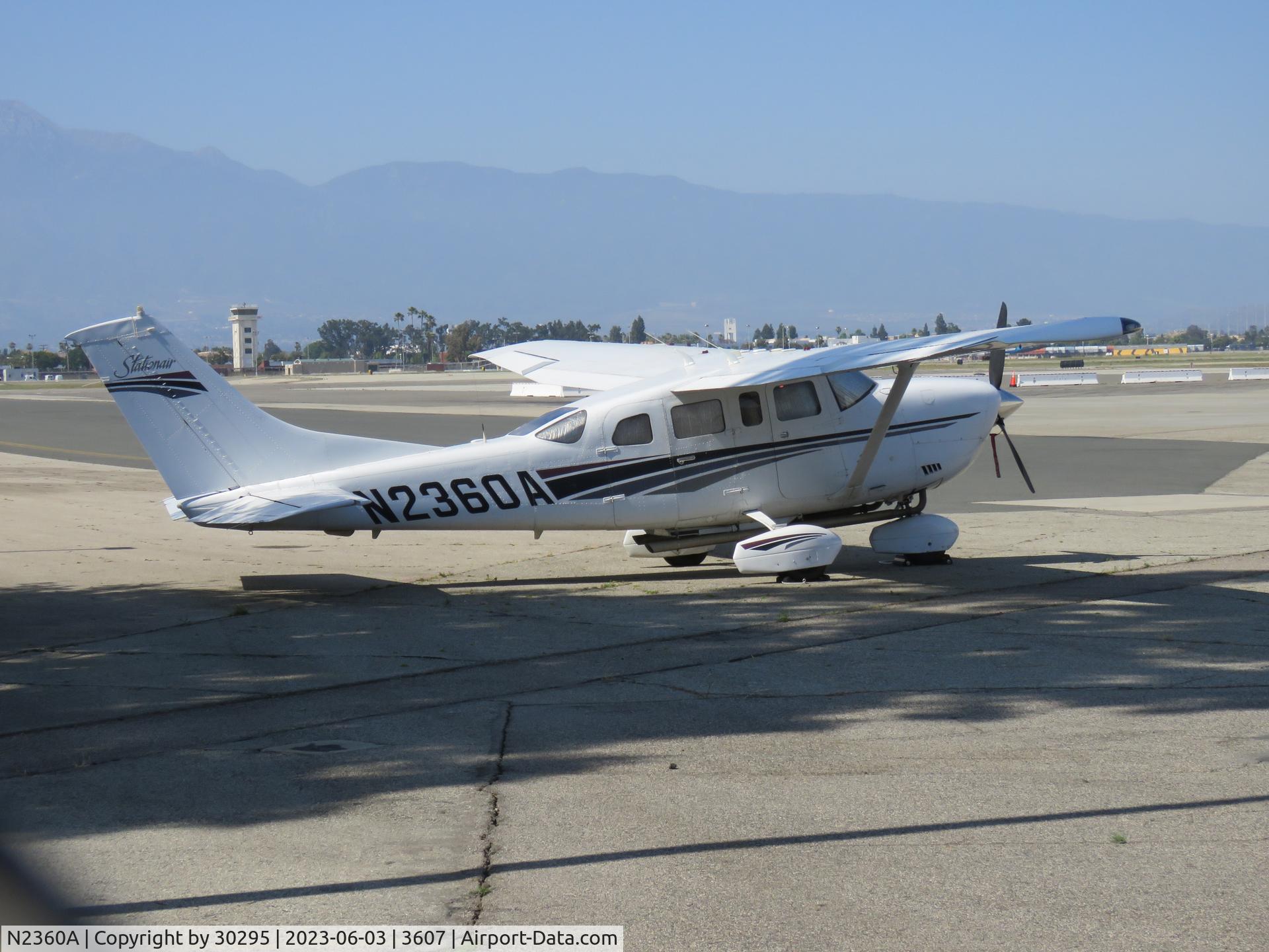 N2360A, 1999 Cessna 206H Stationair C/N 206-08016, Parked