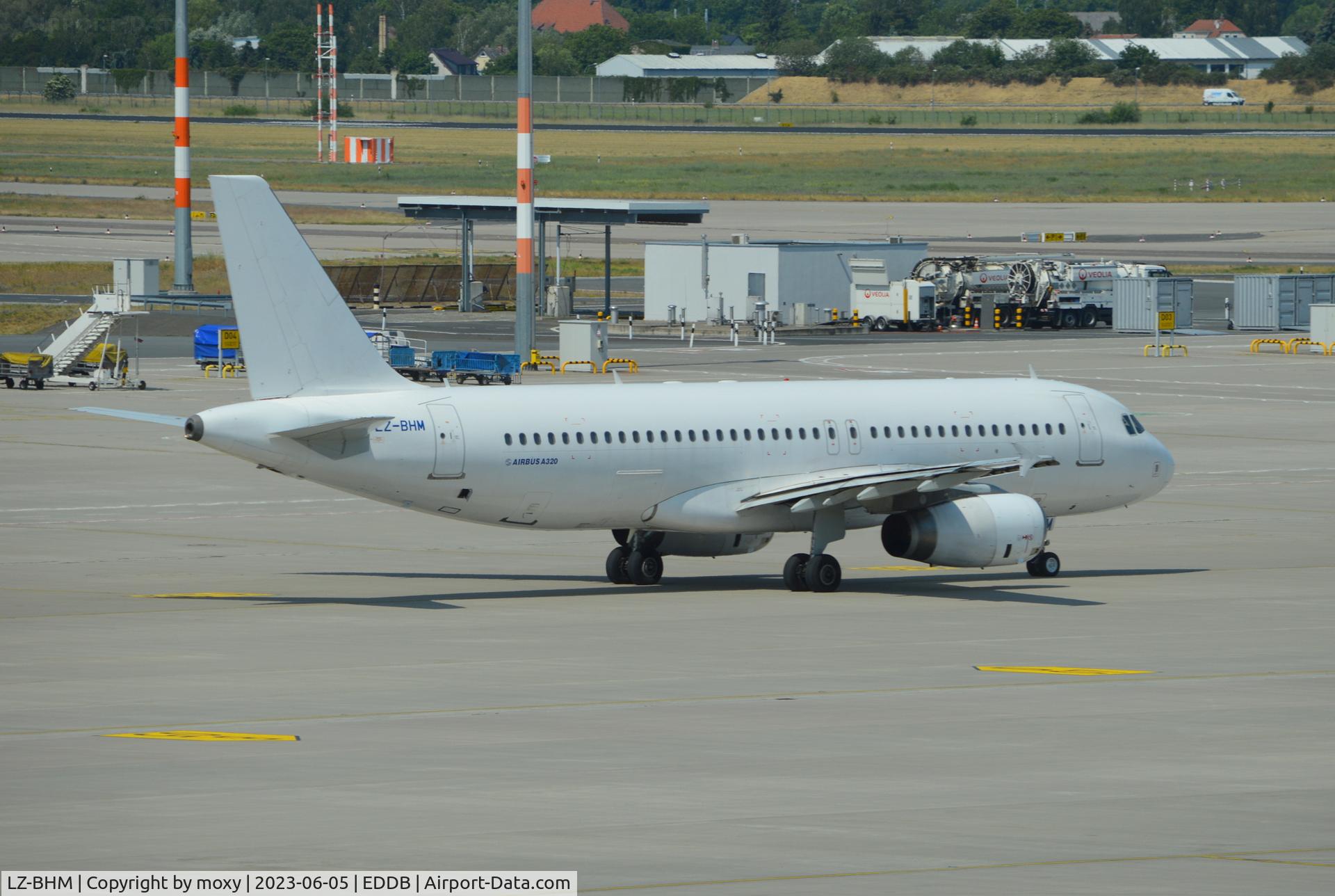 LZ-BHM, 2005 Airbus A320-232 C/N 2457, Airbus A320-232 of BH Air at Berlin Brandenburg. Ex VT-IDU