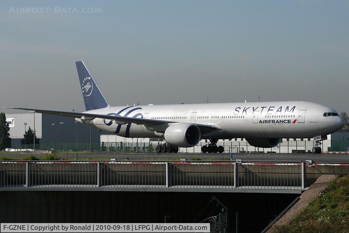 F-GZNE, 2009 Boeing 777-328/ER C/N 37432, at cdg