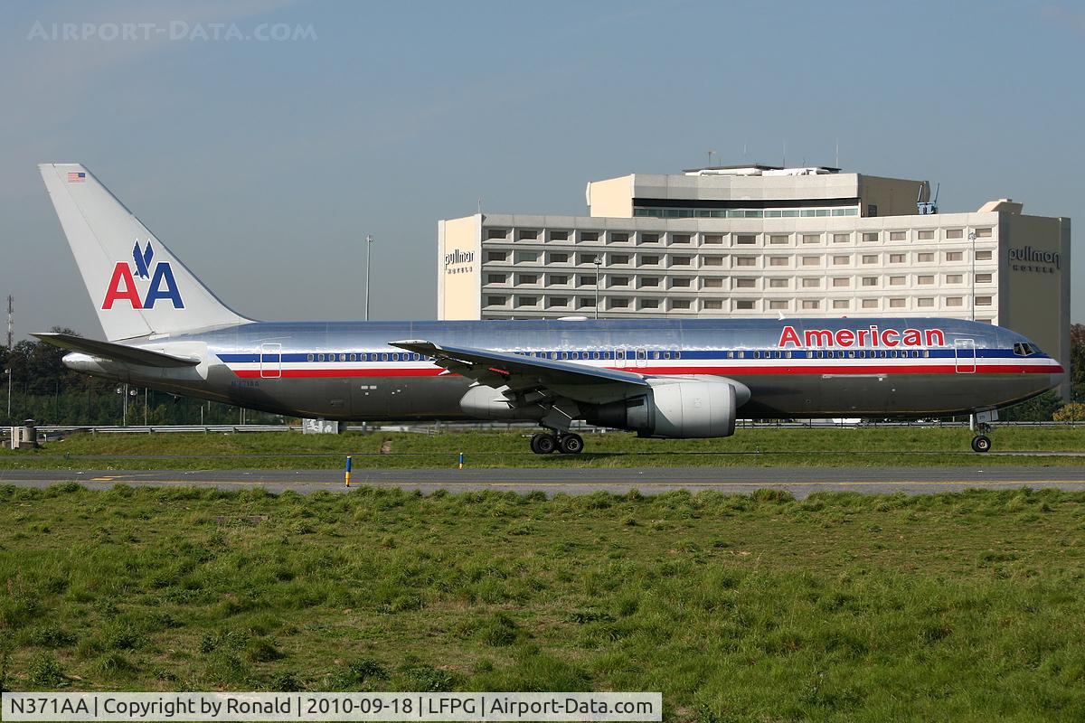 N371AA, 1992 Boeing 767-323 C/N 25198, at cdg