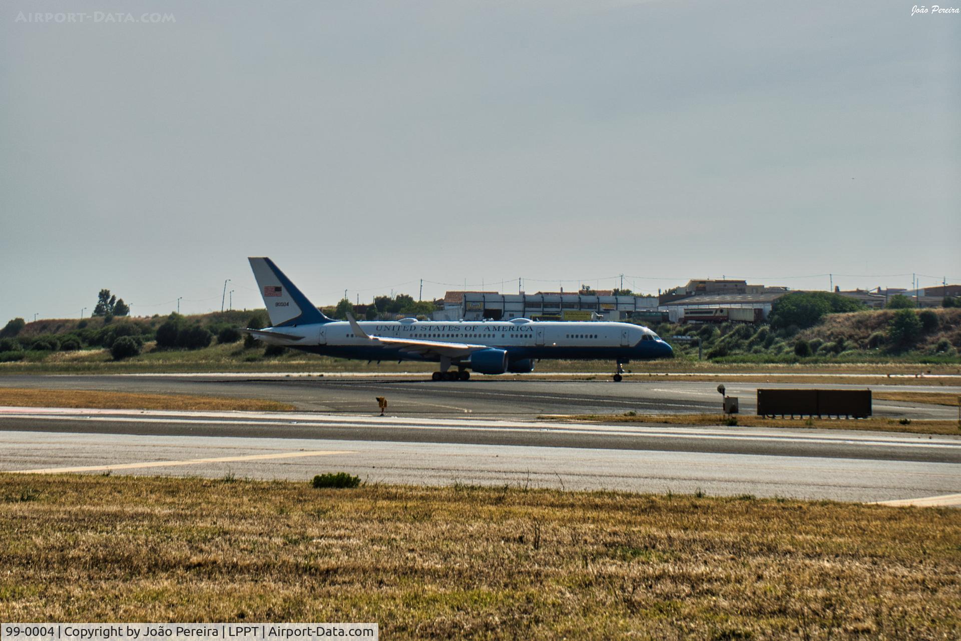 99-0004, 1999 Boeing VC-32A (757-2GA) C/N 29028, United States Air Force B757VC at LPPT