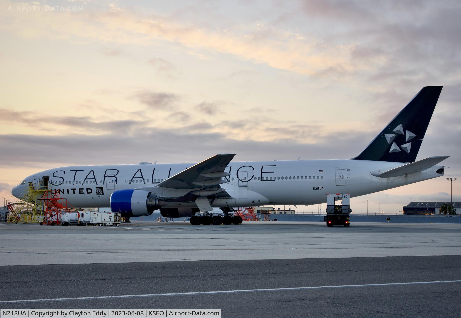 N218UA, 2001 Boeing 777-222 C/N 30222, SFO 2023.