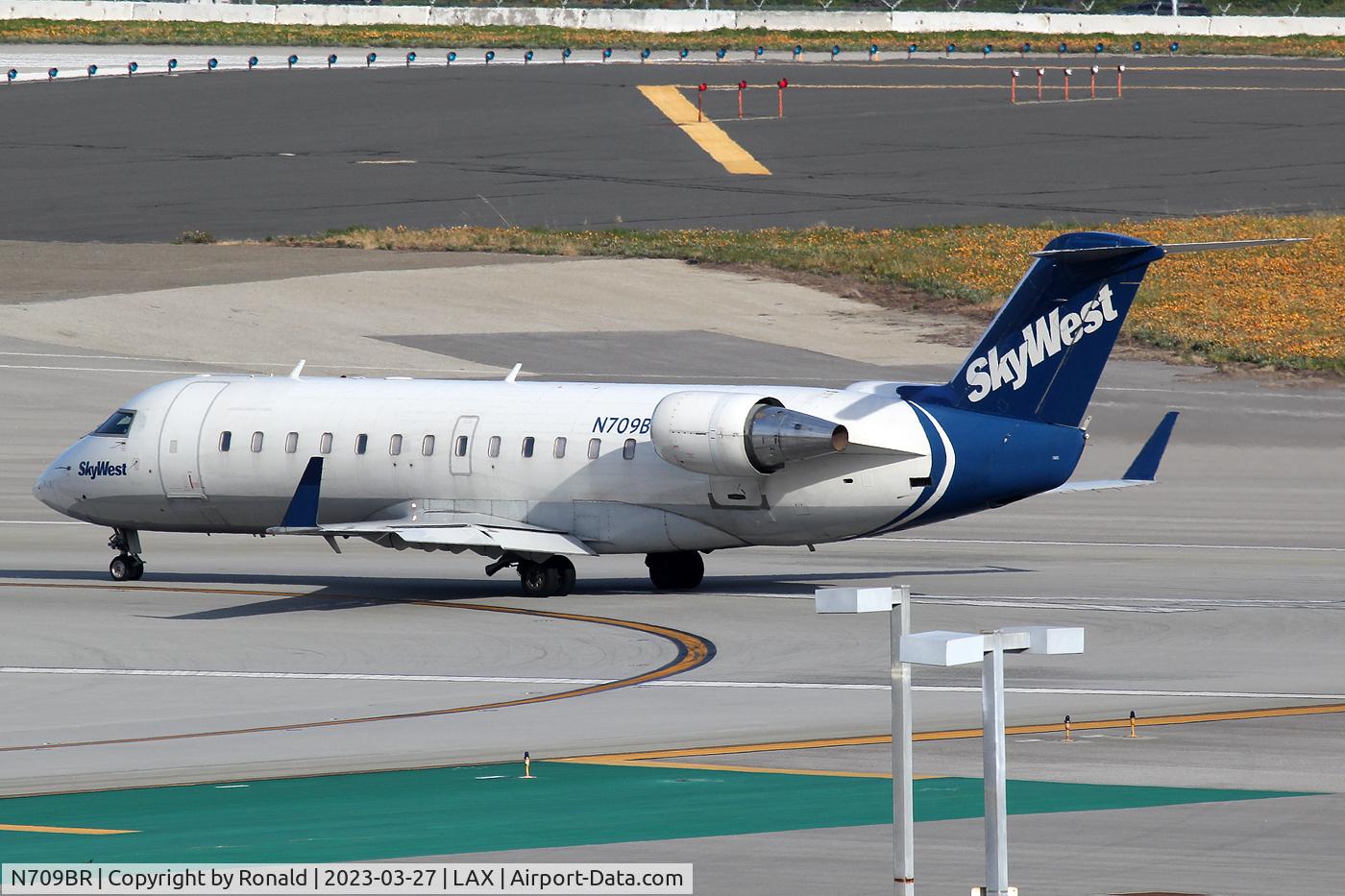 N709BR, 2003 Bombardier CRJ-200ER (CL-600-2B19) C/N 7850, at lax