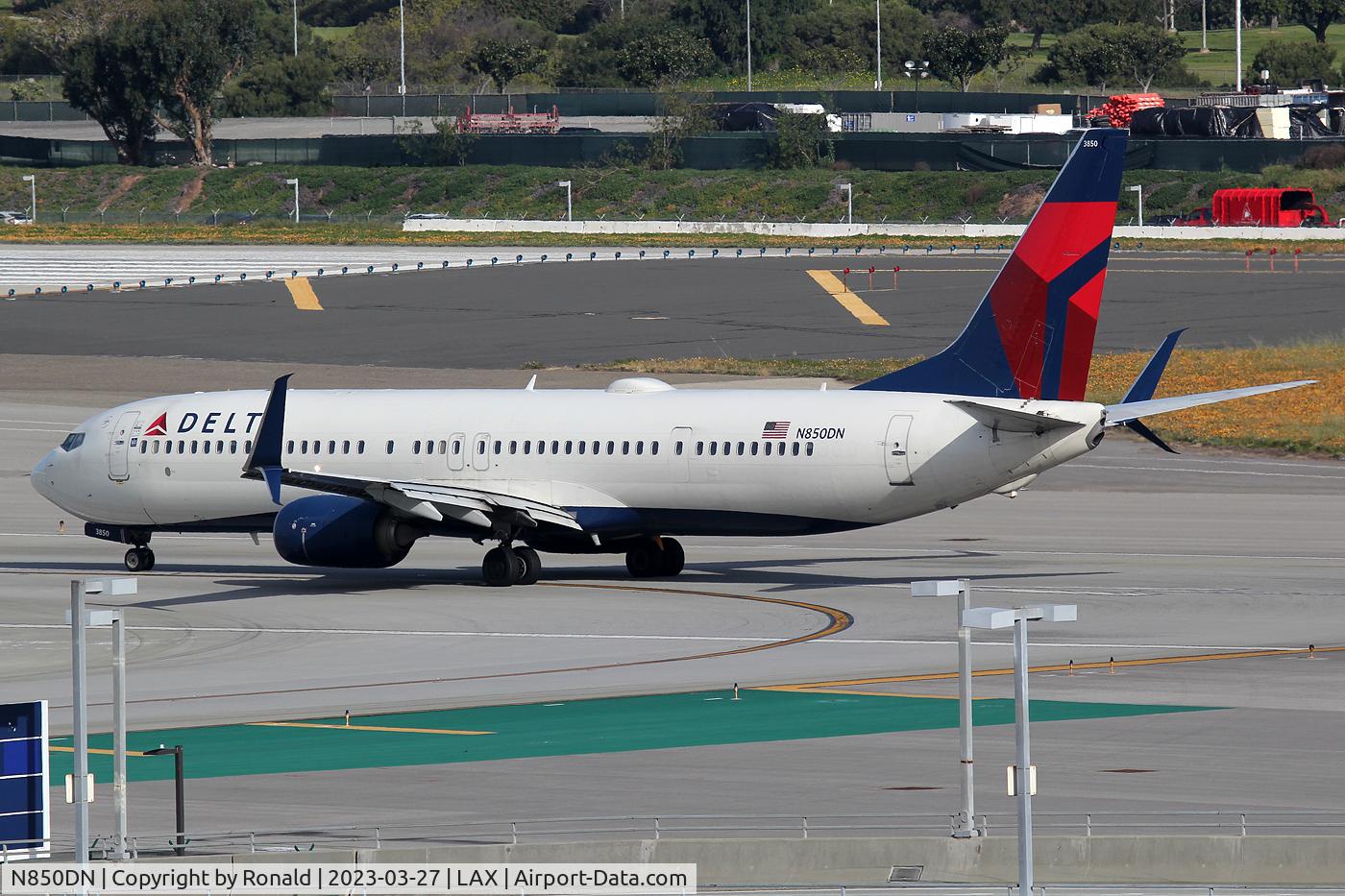 N850DN, 2015 Boeing 737-932/ER C/N 31961, at lax