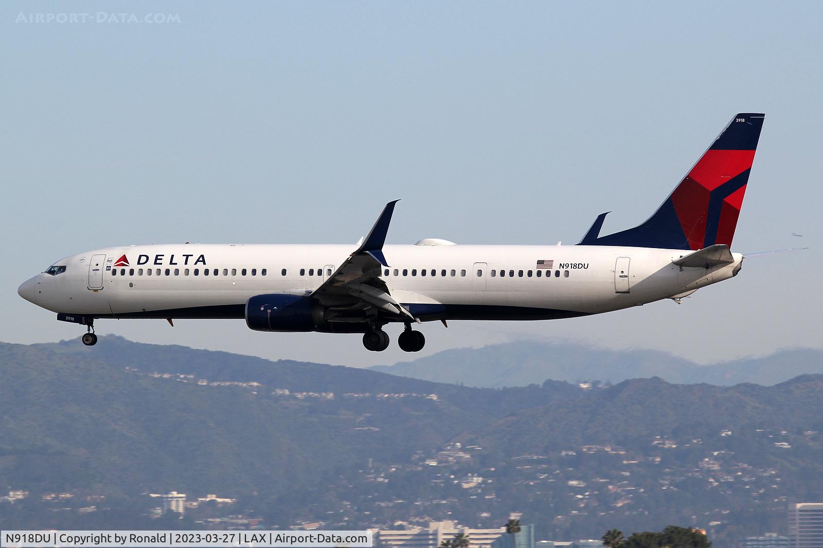 N918DU, Boeing 737-932ER C/N 64885, at lax