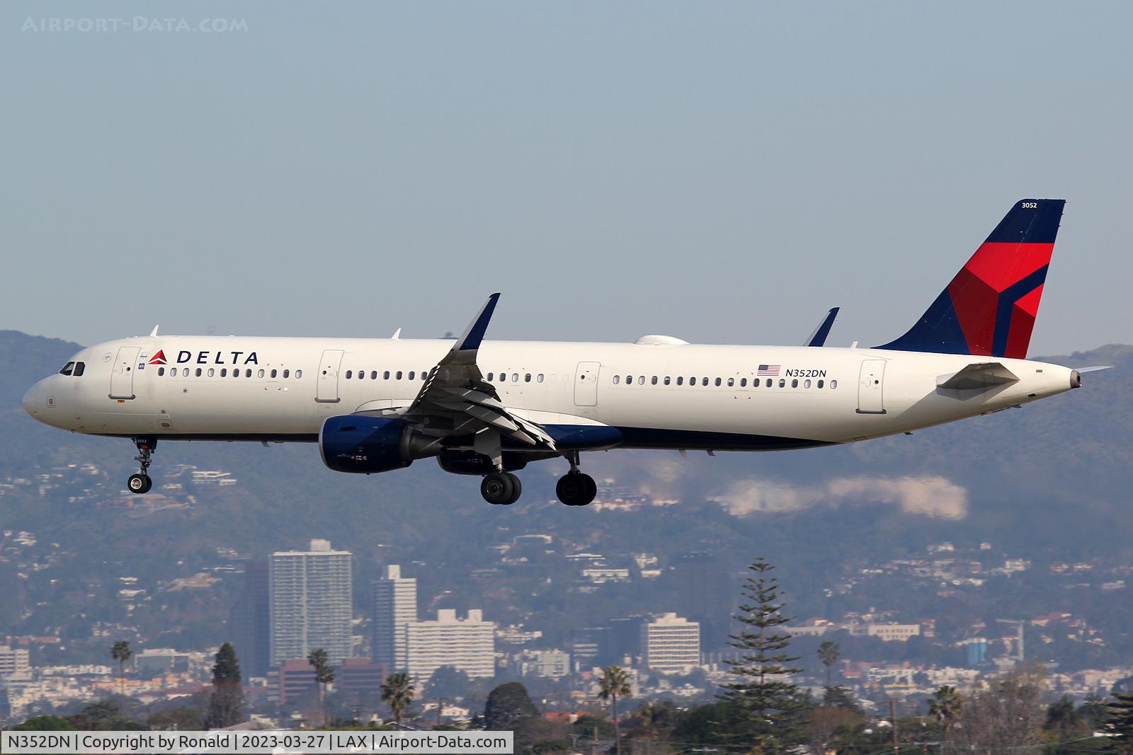 N352DN, 2018 Airbus A321-211 C/N 8283, at lax