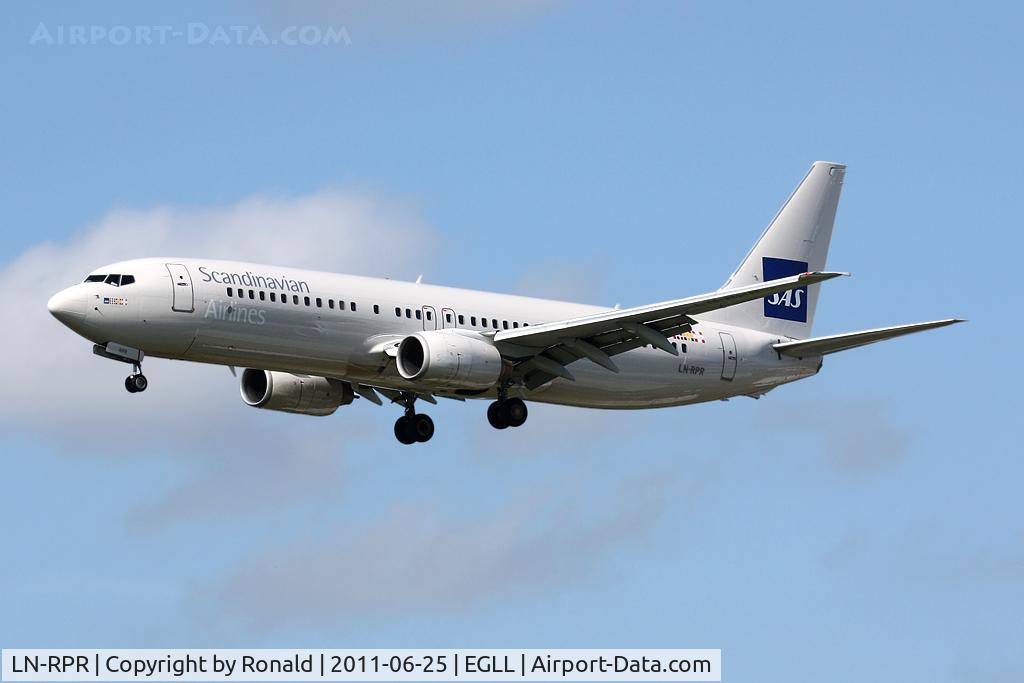 LN-RPR, 2000 Boeing 737-883 C/N 30468, at lhr