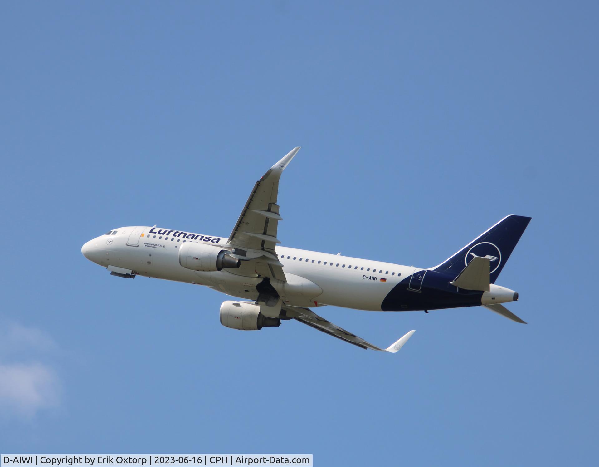 D-AIWI, 2019 Airbus A320-214 C/N 8951, D-AIWI taking off rw 22L