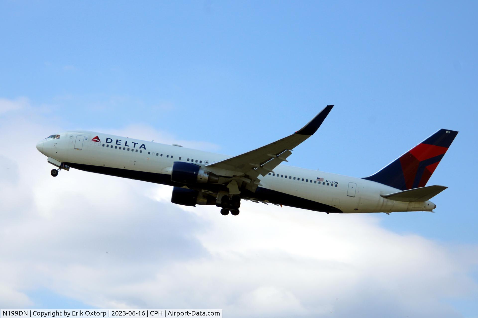 N199DN, 1998 Boeing 767-332/ER C/N 28456, N199DN taking off rw 22L