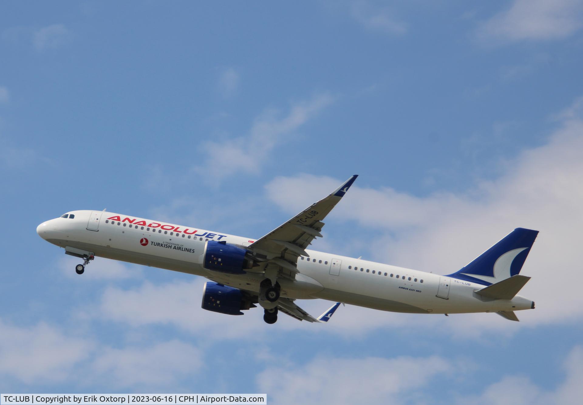 TC-LUB, 2022 Airbus A321-271NX C/N 10272, TC-LUB taking off rw 22L