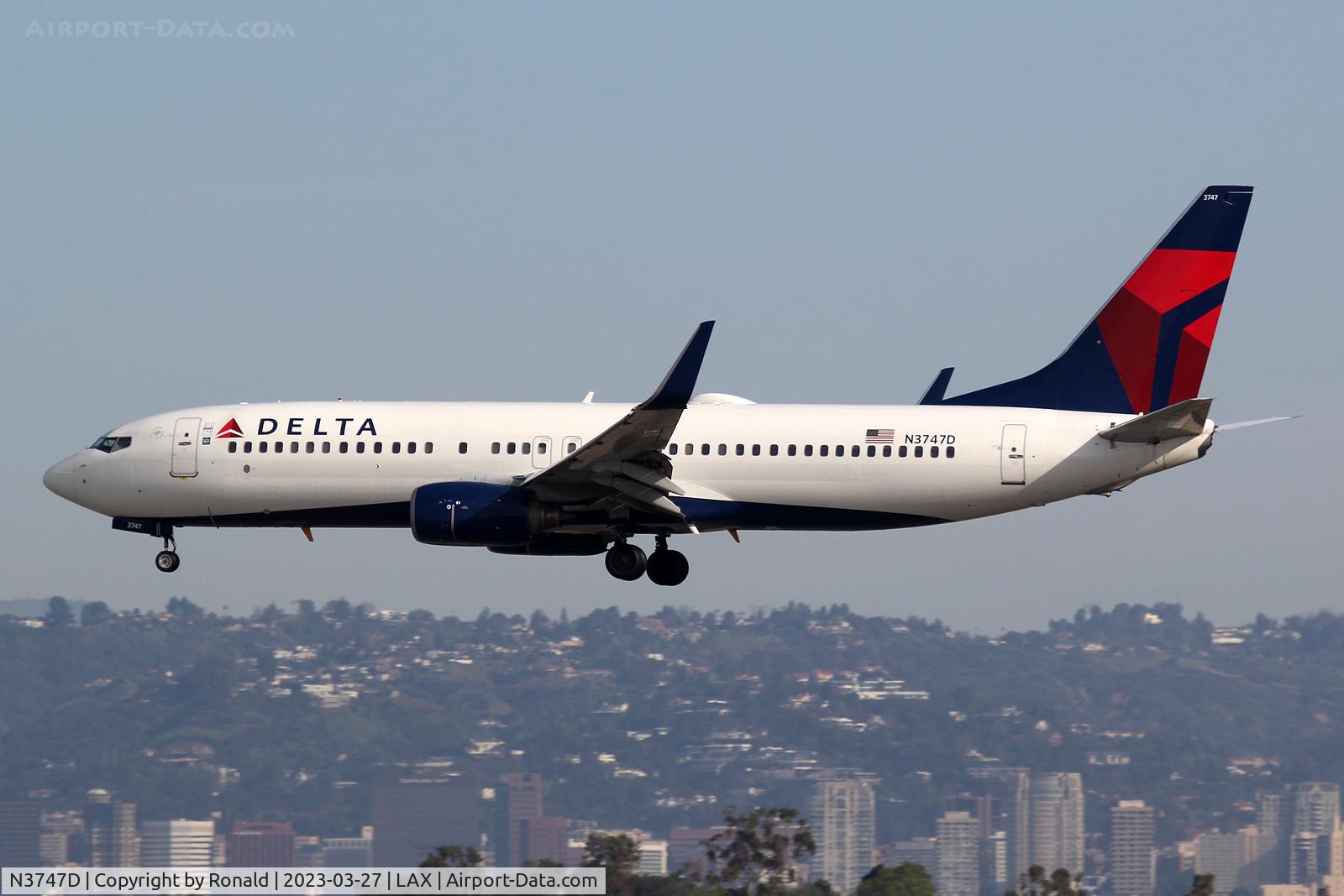 N3747D, 2001 Boeing 737-832 C/N 32374, at lax