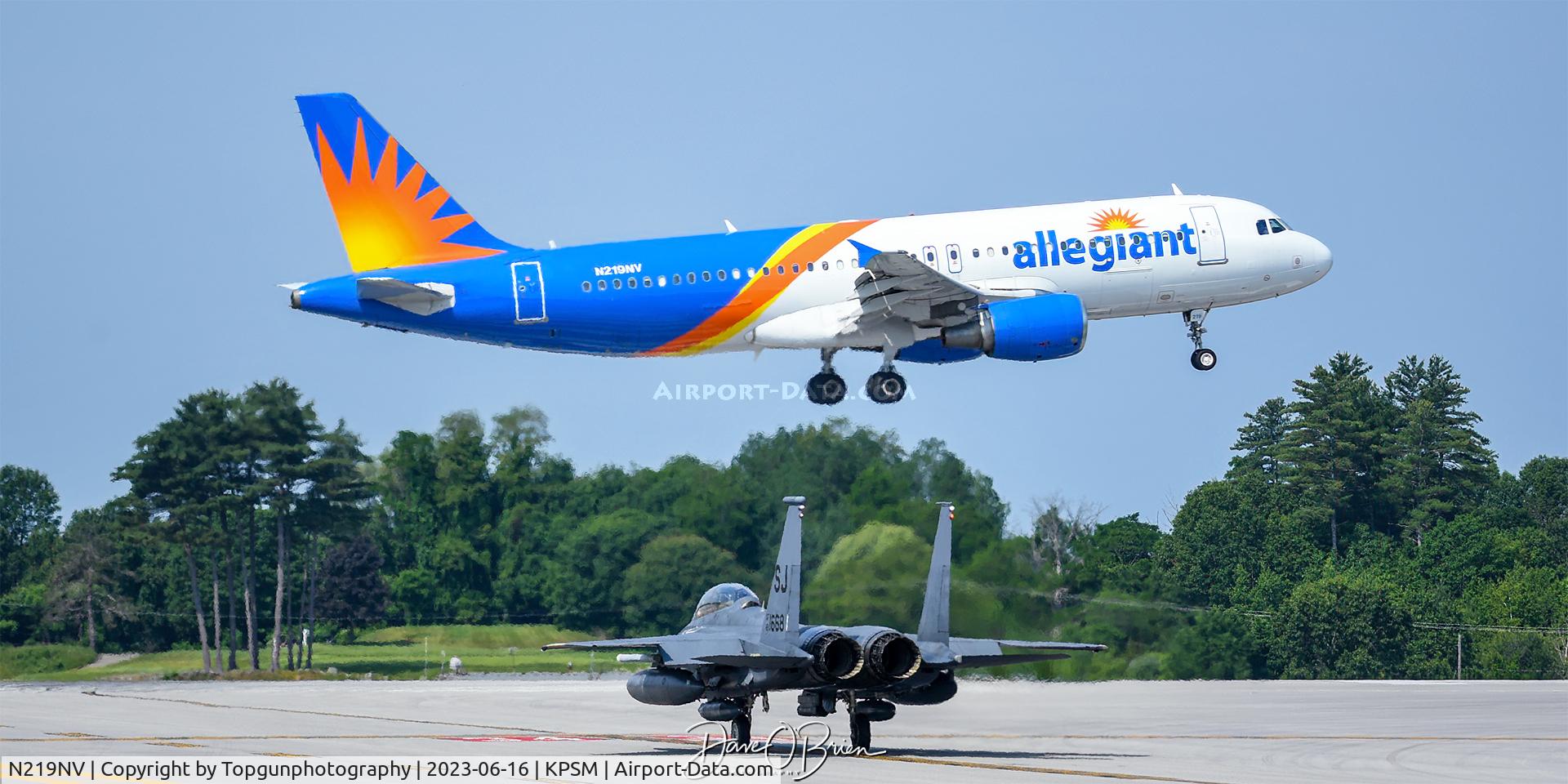 N219NV, 2000 Airbus A320-214 C/N 1255, SIEGE11 holds short as Allegiant comes in from FL