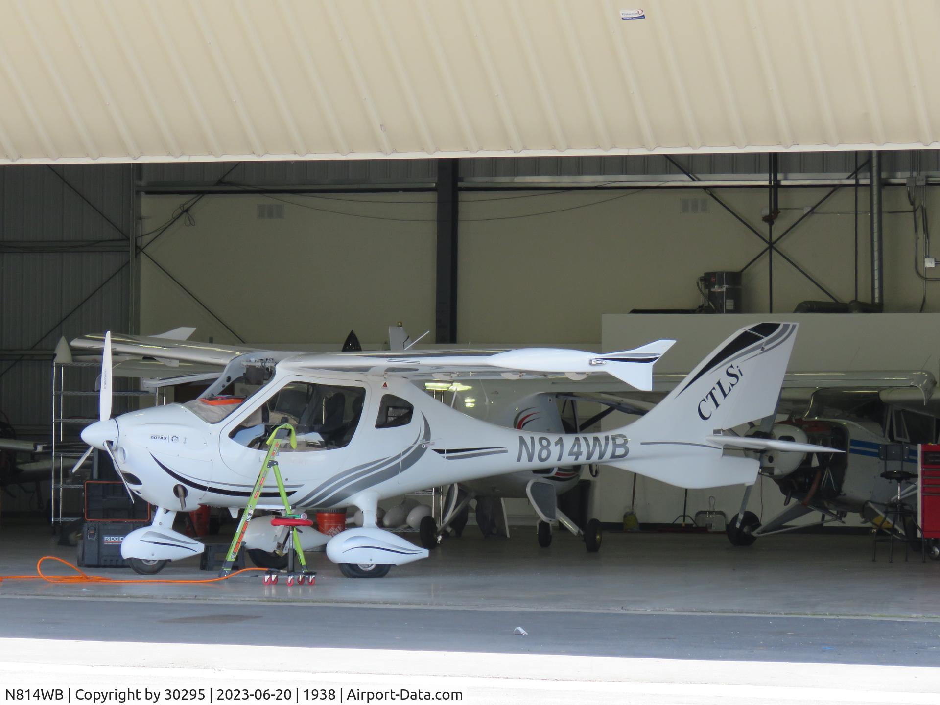 N814WB, 2015 Flight Design GmbH CTLS C/N F-15-08-51, In the hanger