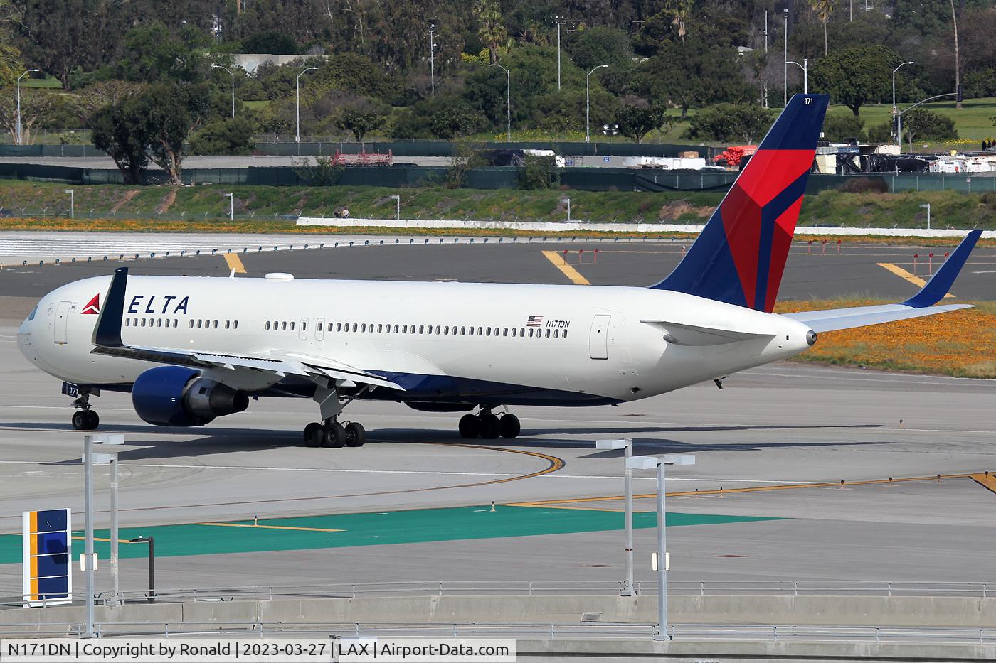 N171DN, 1990 Boeing 767-332 C/N 24759, at lax