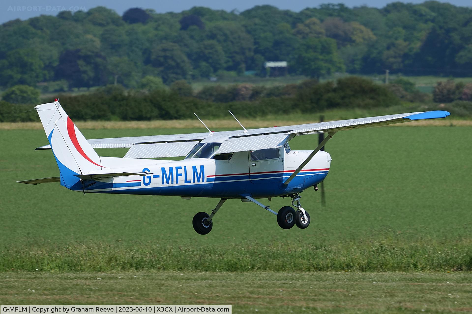 G-MFLM, 1977 Reims F152 C/N 1451, Landing at Northrepps.