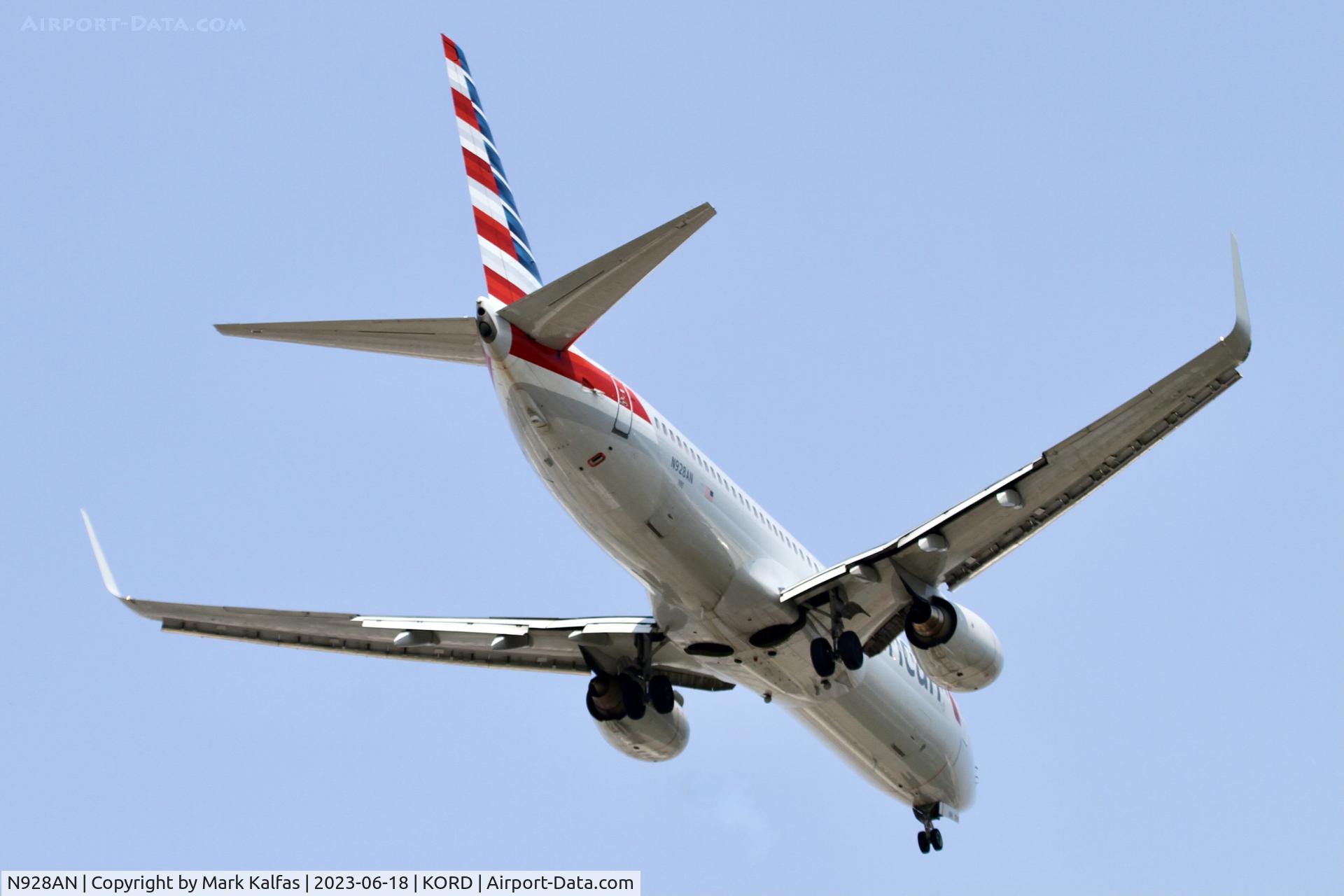 N928AN, 2000 Boeing 737-823 C/N 29528, American Airlines B738 N928AN operating as AA1636 from IAH to ORD, on approach to 10L KORD