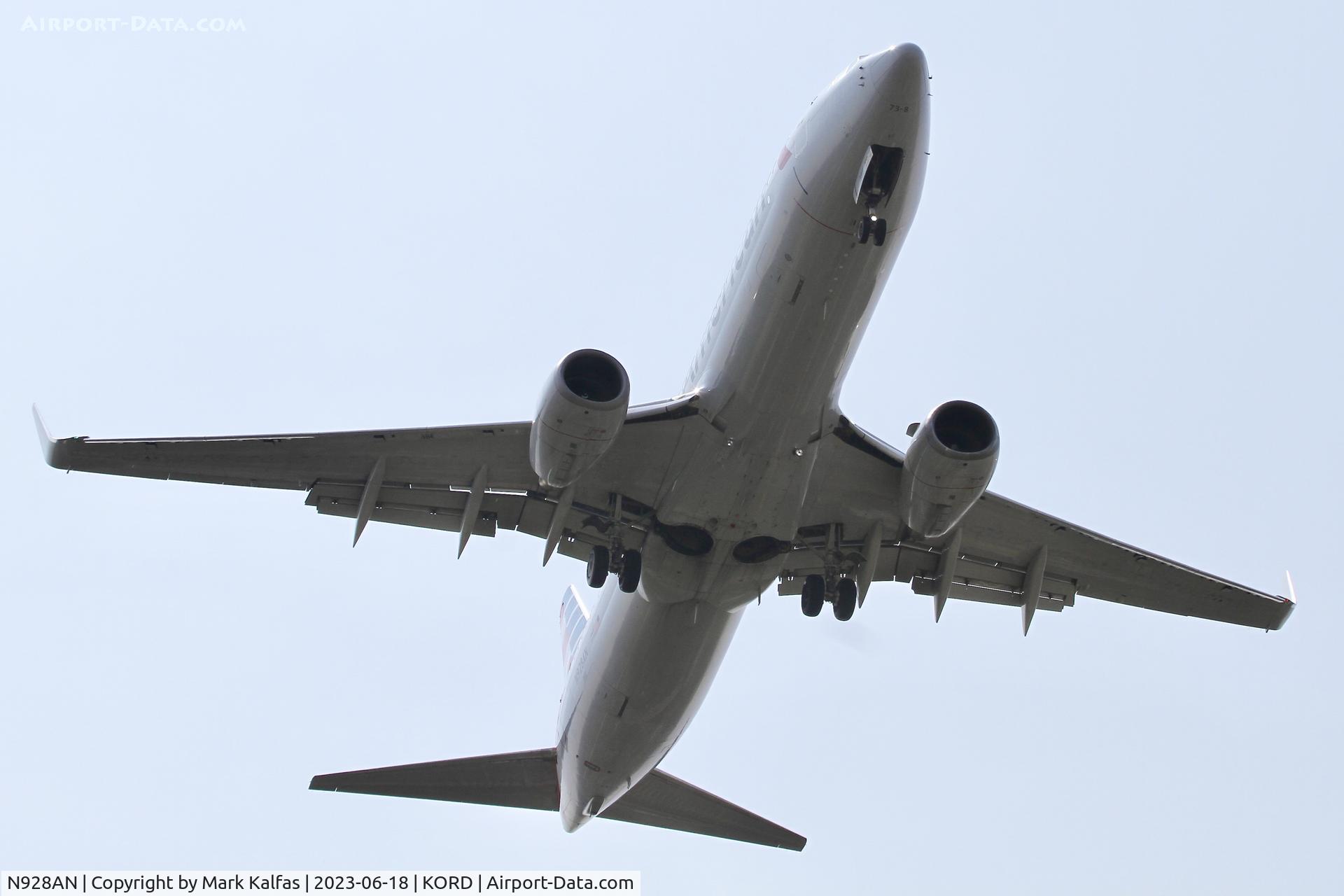 N928AN, 2000 Boeing 737-823 C/N 29528, American Airlines B738 N928AN operating as AA1636 from IAH to ORD, on approach to 10L KORD