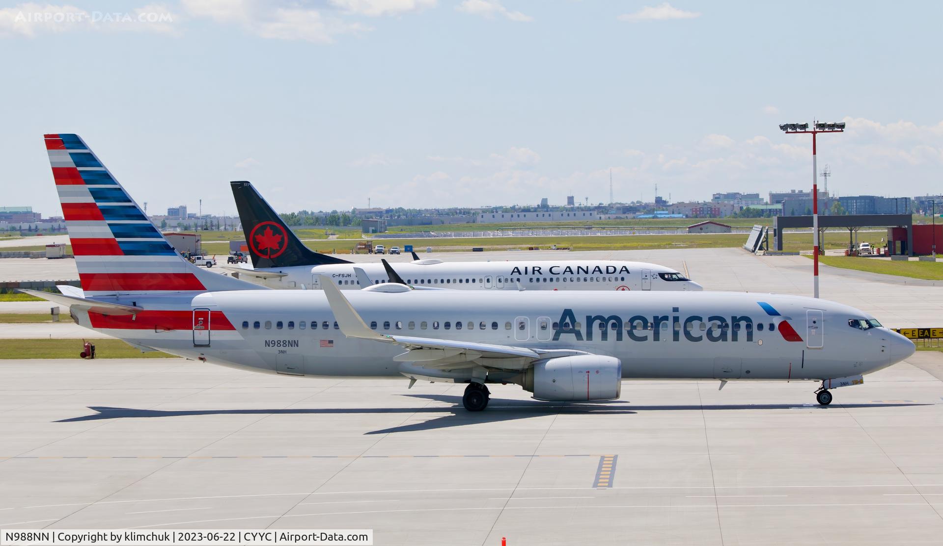 N988NN, 2016 Boeing 737-823 C/N 31237, Pushed back from the gate