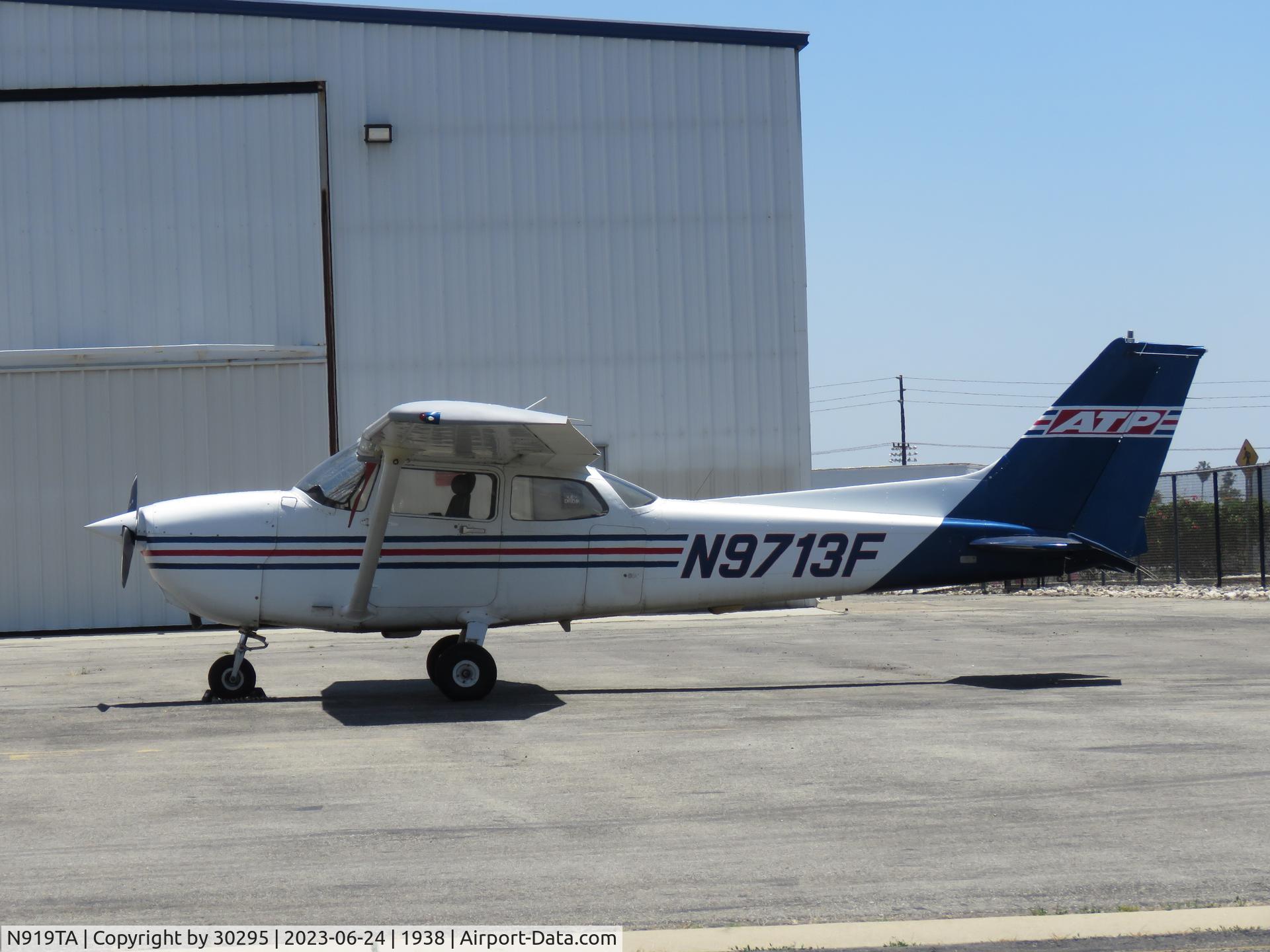 N919TA, 2000 Cessna 172R C/N 172-80843, Parked