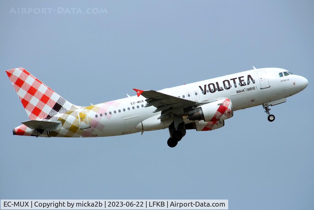 EC-MUX, 2003 Airbus A319-111 C/N 2037, Take off