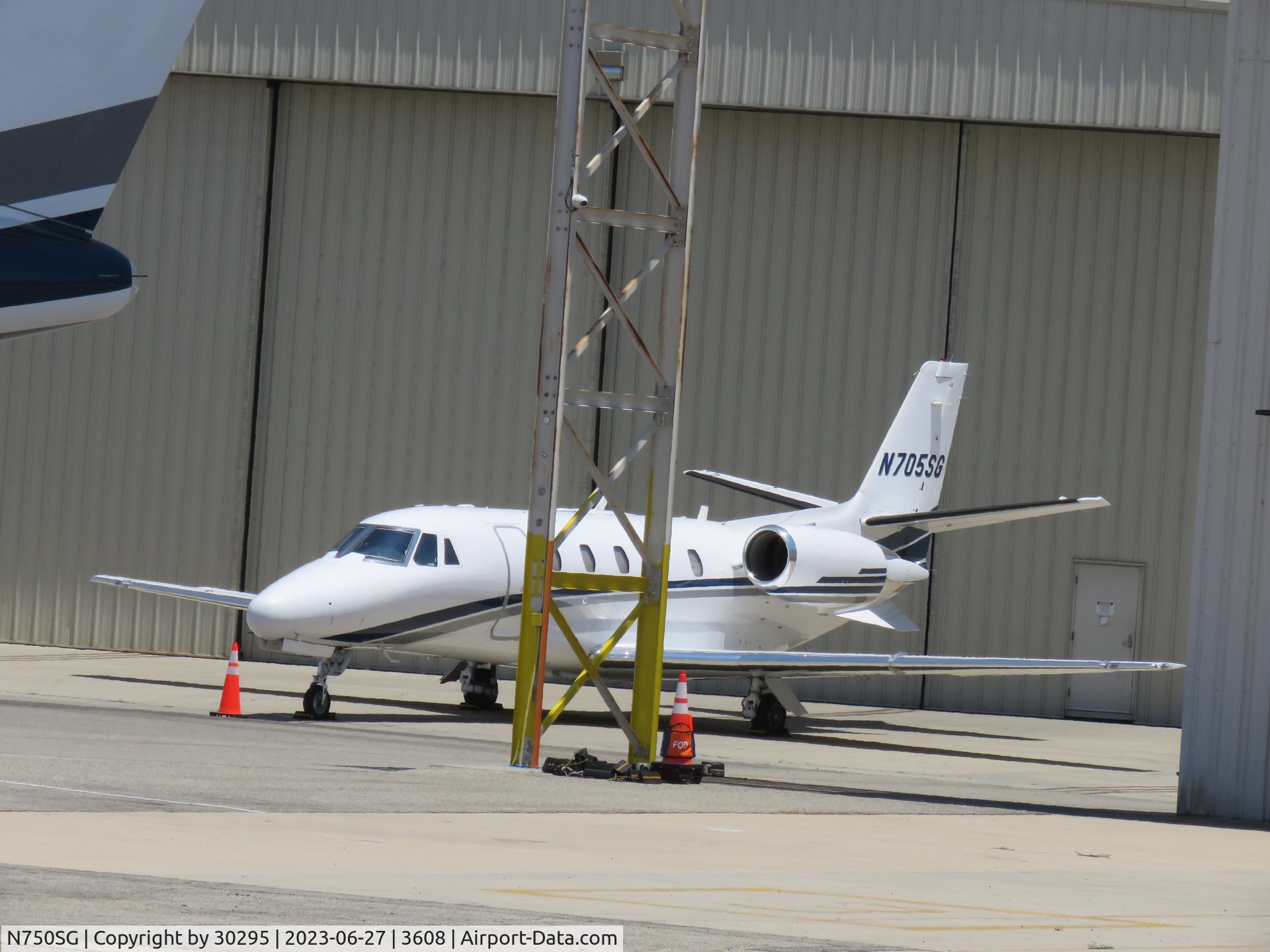 N750SG, 2009 Hawker Beechcraft 750 C/N HB-63, Parked out of the way