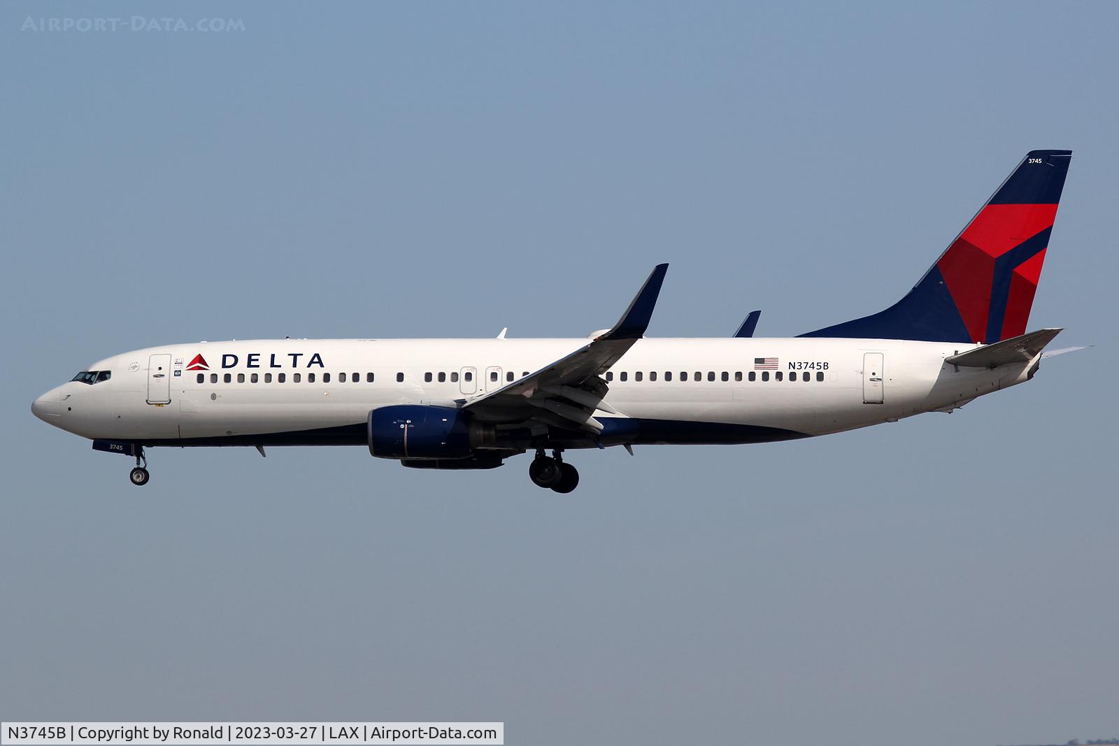 N3745B, 2001 Boeing 737-832 C/N 32373, at lax