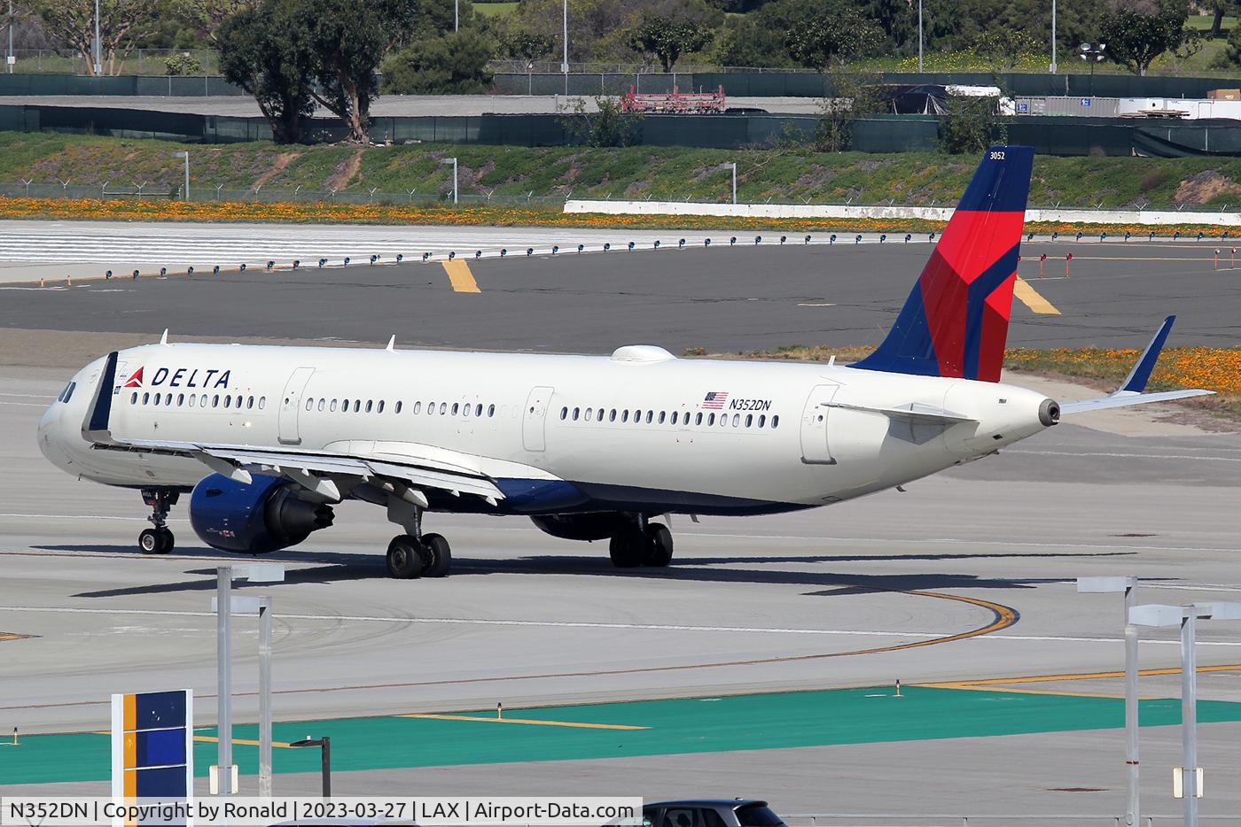 N352DN, 2018 Airbus A321-211 C/N 8283, at lax
