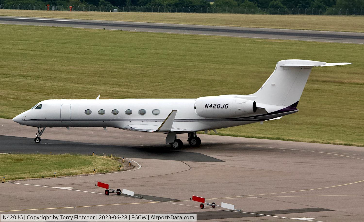 N420JG, 2002 Gulfstream Aerospace V C/N 667, At Luton Airport