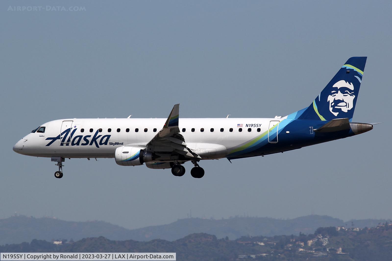 N195SY, 2017 Embraer 175LR (ERJ-170-200LR) C/N 17000698, at lax