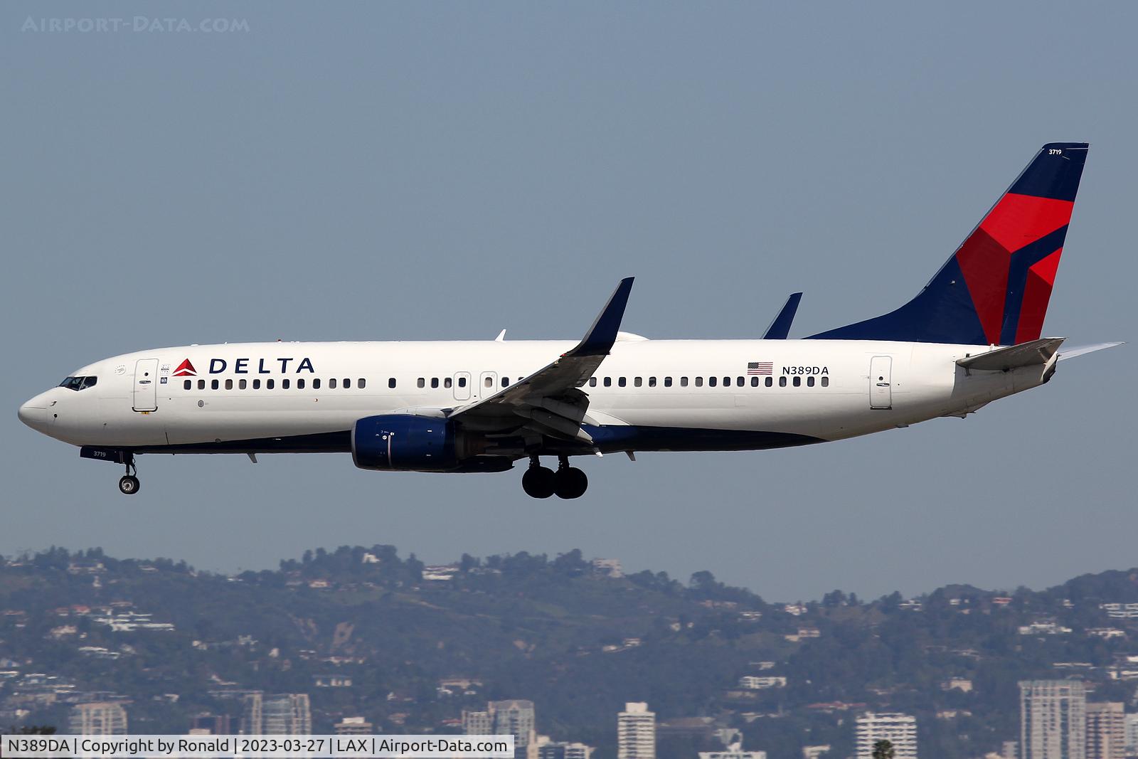N389DA, 2000 Boeing 737-832 C/N 30376, at lax