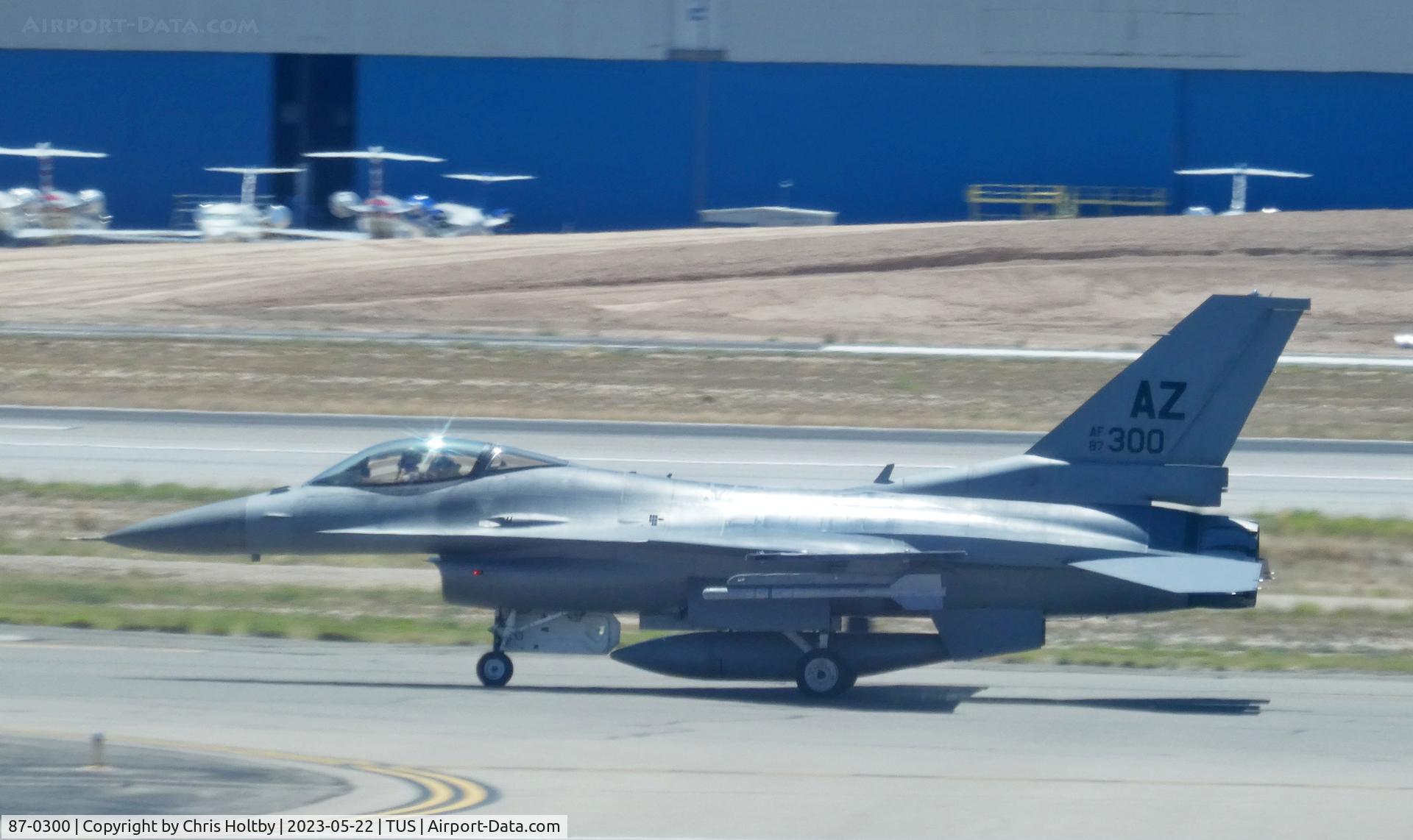 87-0300, 1987 General Dynamics F-16C Fighting Falcon C/N 5C-561, F16C Fighting Falcon landing at Tucson International Airport, Arizona