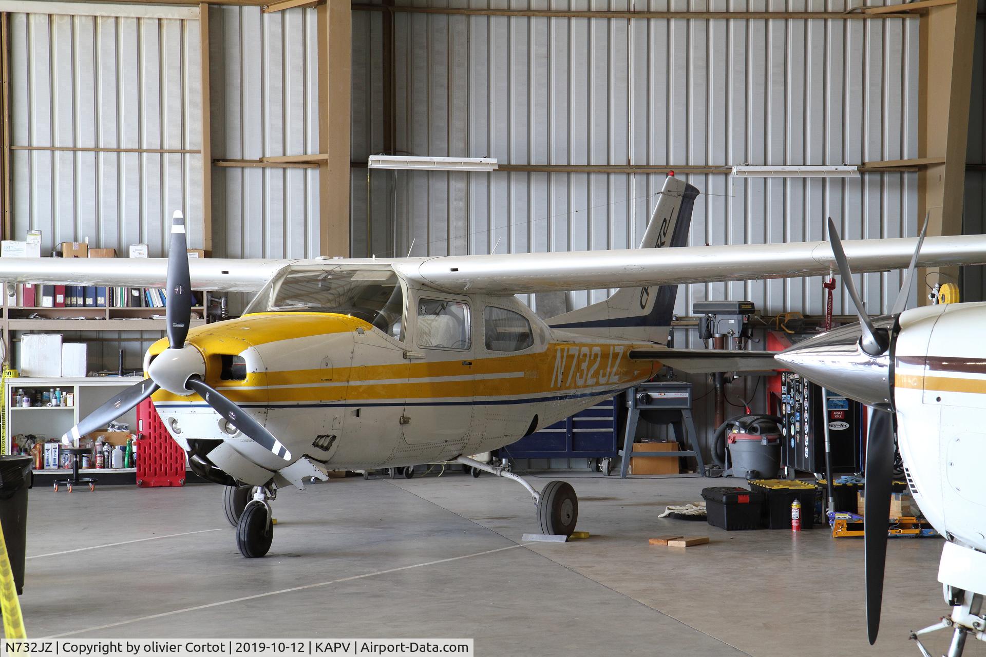 N732JZ, 1976 Cessna 210L Centurion C/N 21061561, Apple valley airshow 2019