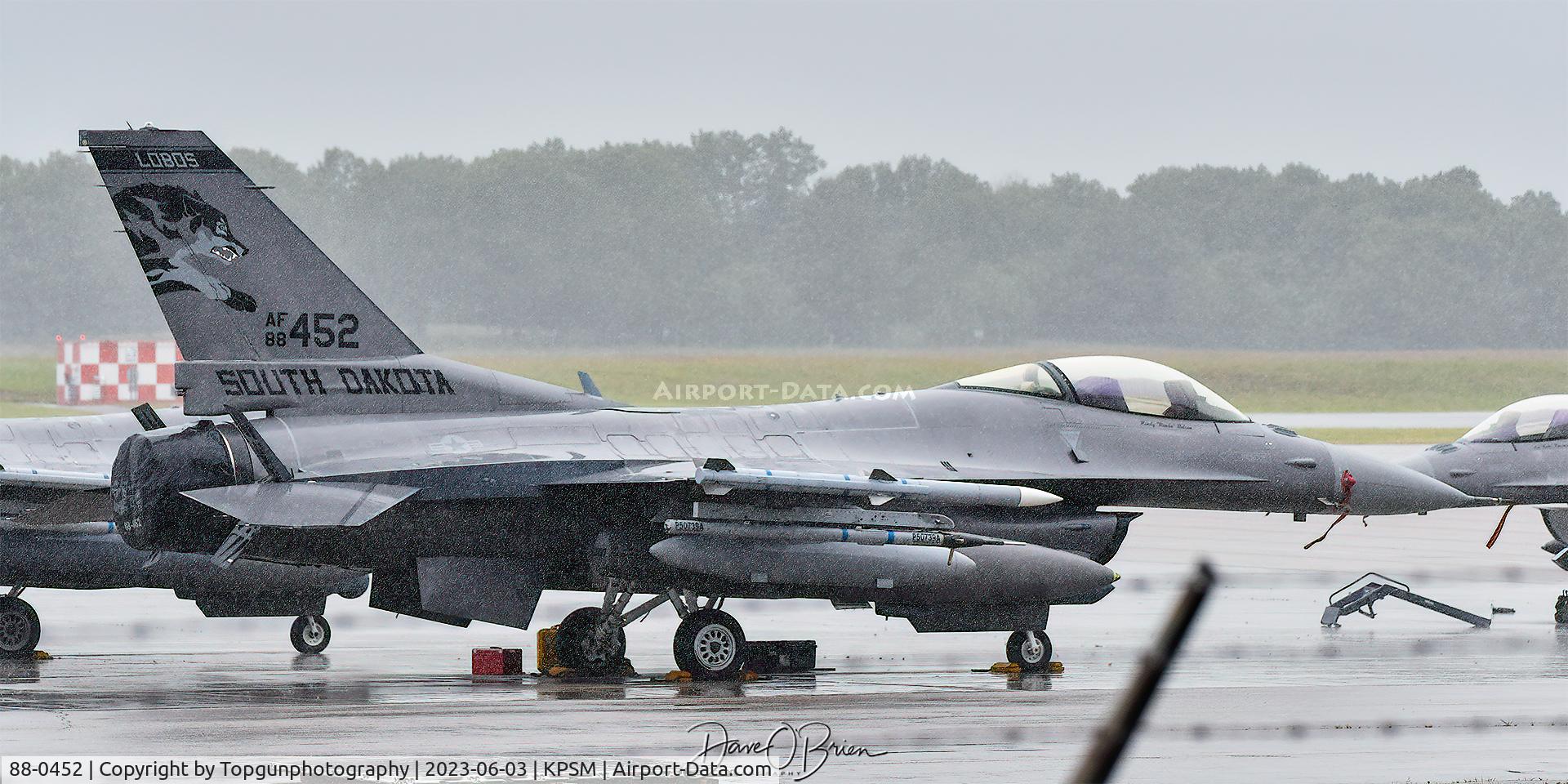 88-0452, 1989 General Dynamics F-16C Fighting Falcon C/N 1C-54, LOBO11 put away before the rains came in