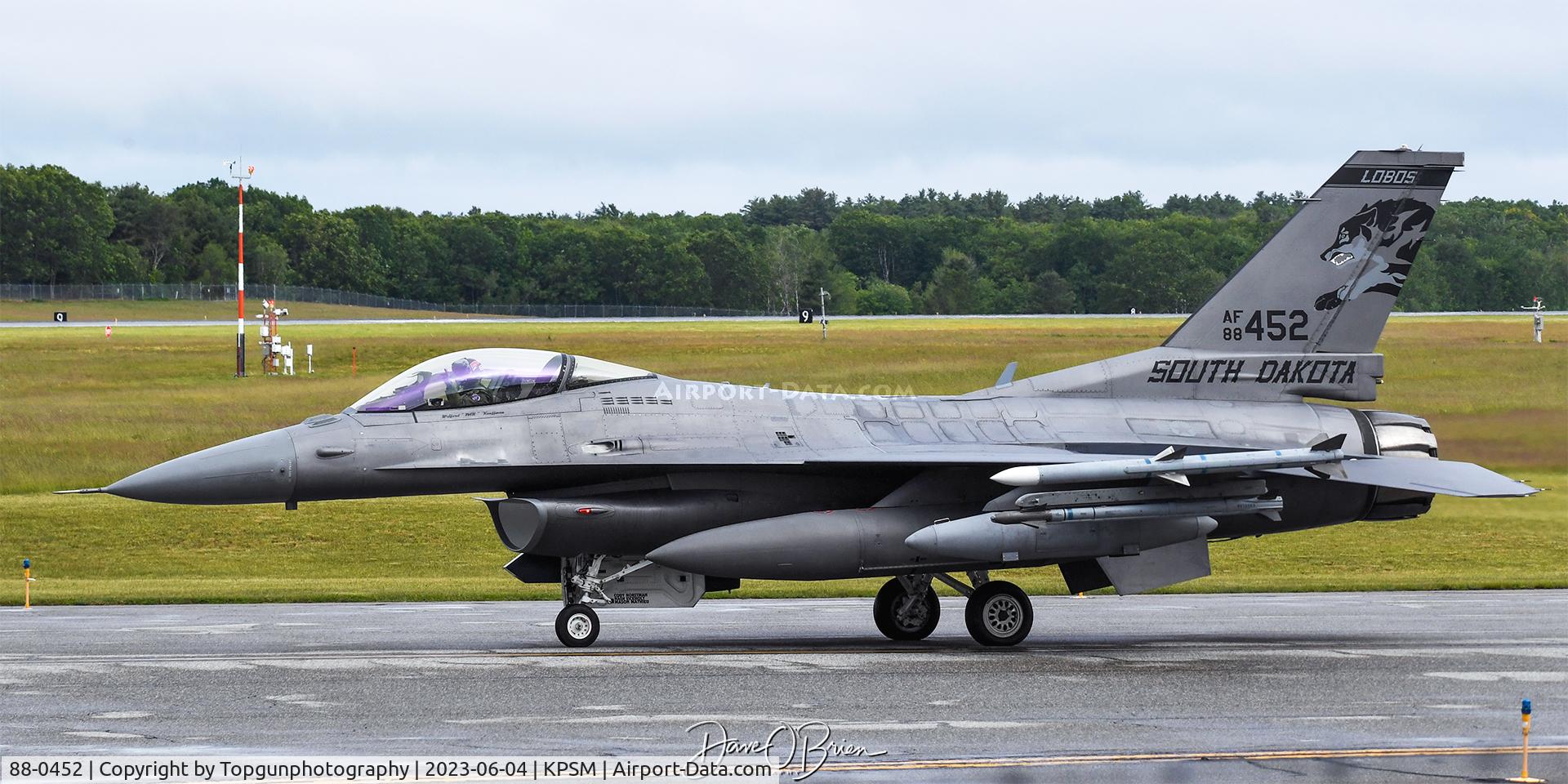 88-0452, 1989 General Dynamics F-16C Fighting Falcon C/N 1C-54, Flight Lead waving to the paparazzi