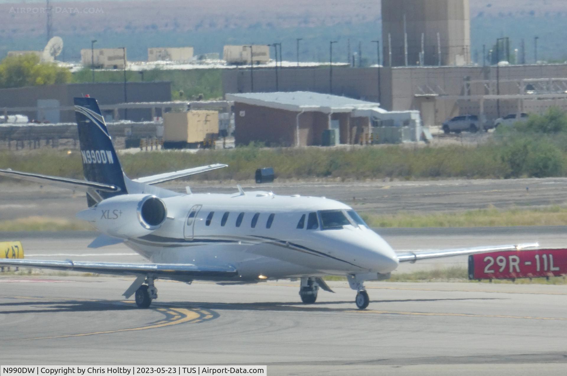 N990DW, 2009 Cessna 560 Citation XLS+ C/N 560-6022, Arriving at Tucson Int. Airport, Arizona