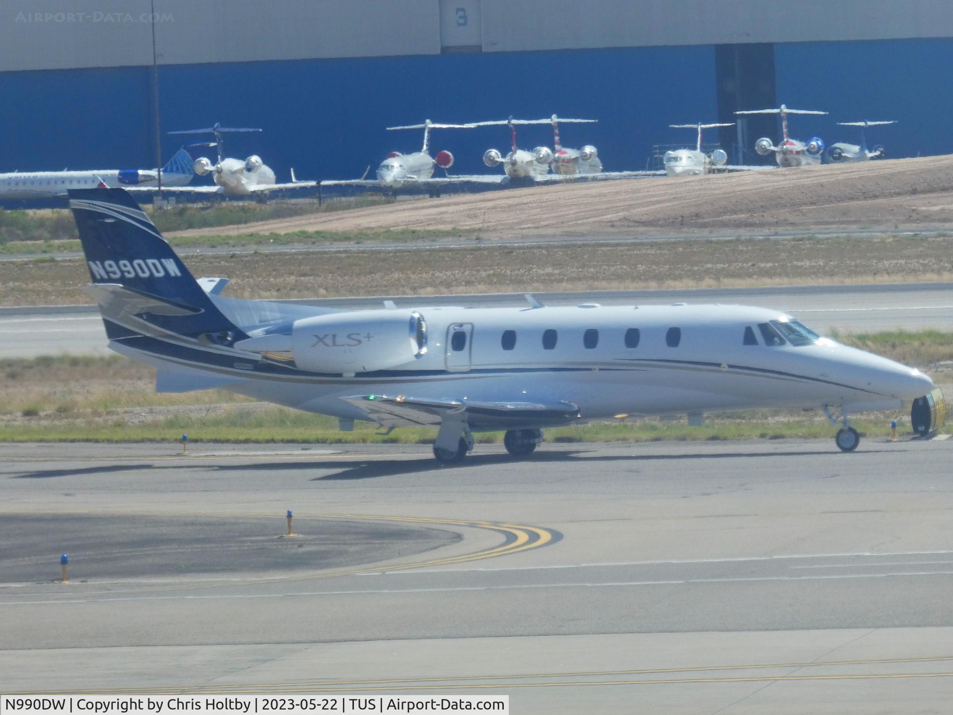 N990DW, 2009 Cessna 560 Citation XLS+ C/N 560-6022, Taxiing at Tucson Int. Airport, Arizona