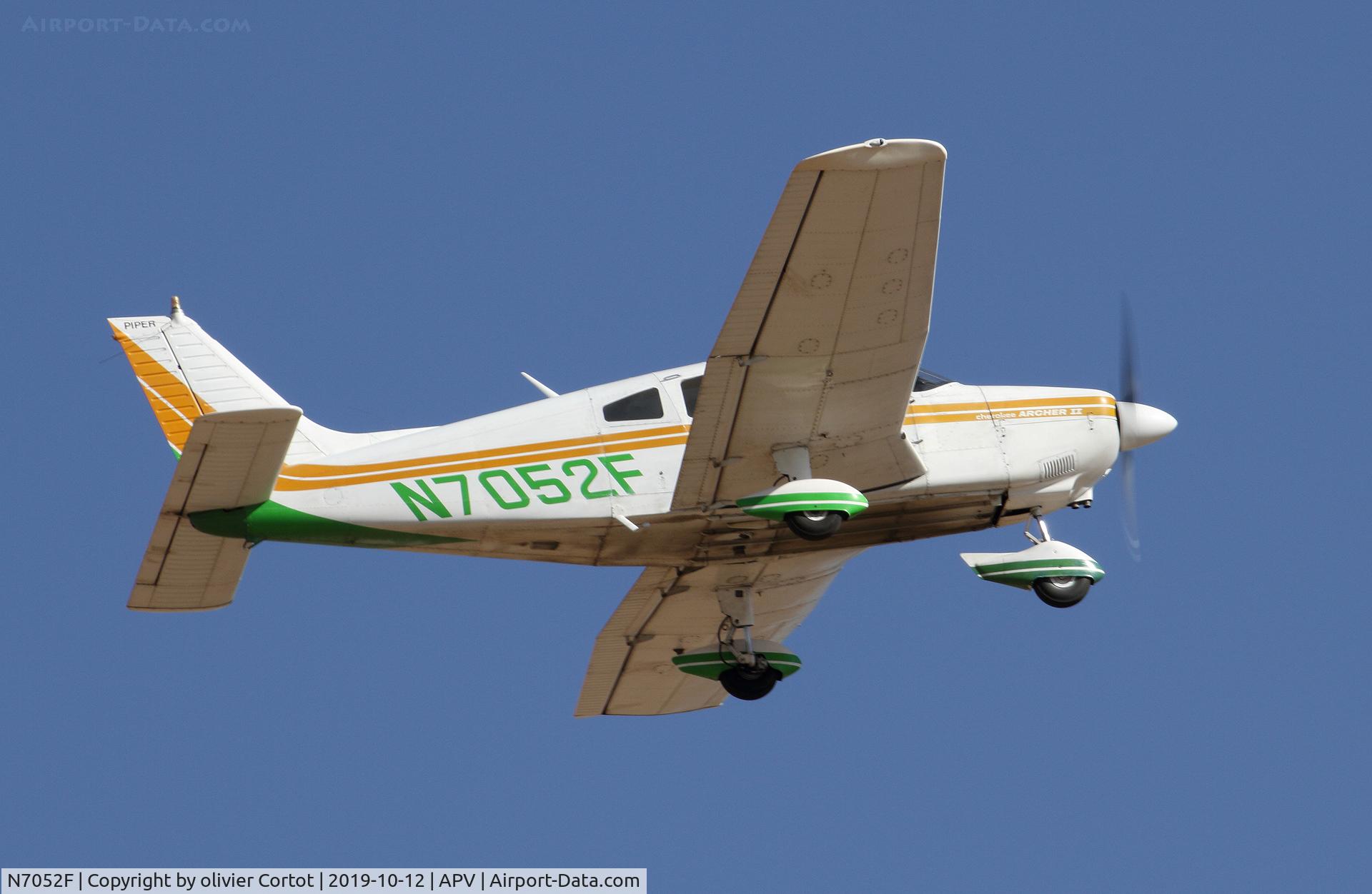 N7052F, 1976 Piper PA-28-181 C/N 28-7790179, Apple Valley airshow 2019