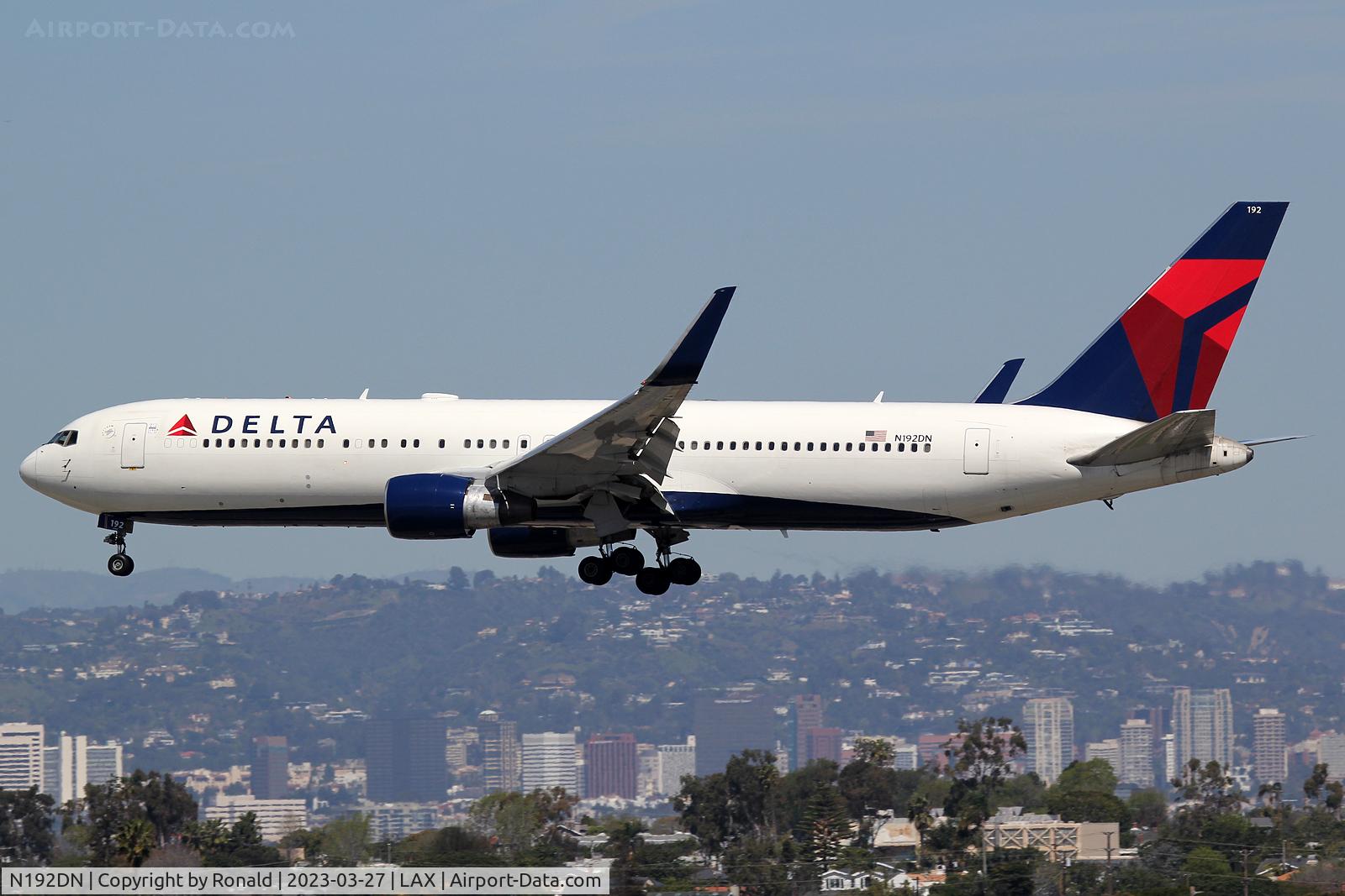 N192DN, 1997 Boeing 767-332 C/N 28449, at lax