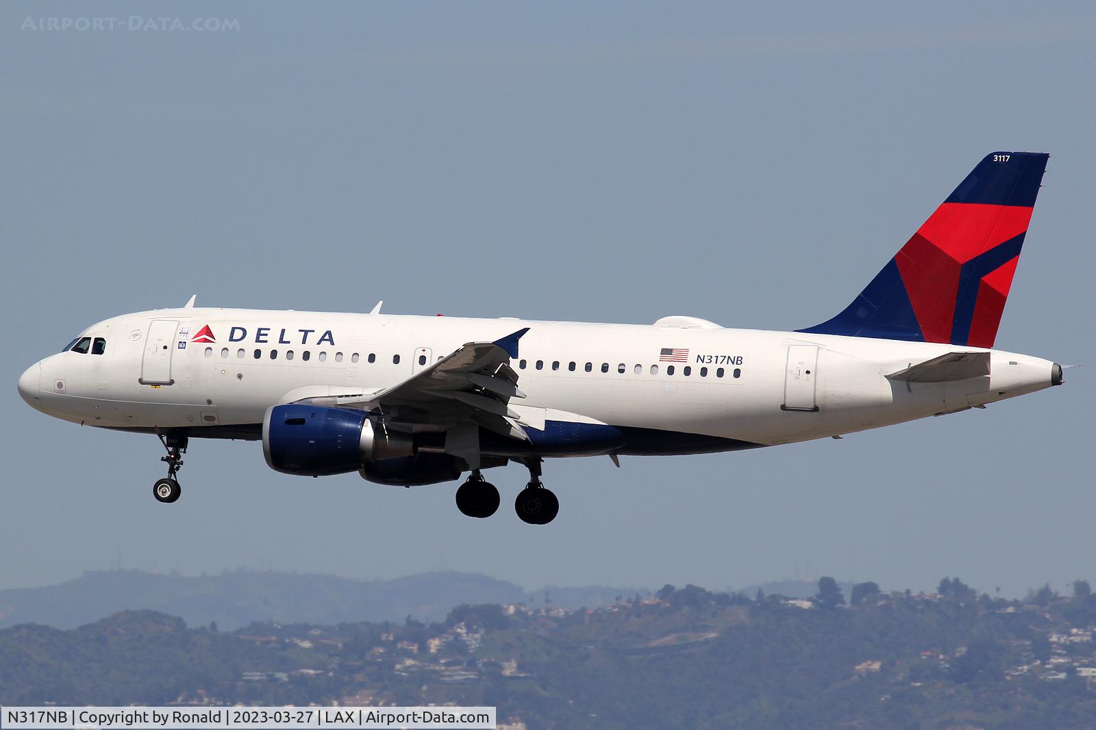 N317NB, 2000 Airbus A319-114 C/N 1324, at lax