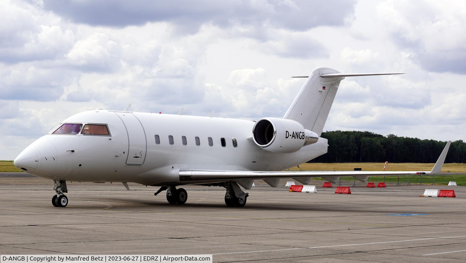 D-ANGB, 2002 Bombardier Challenger 604 (CL-600-2B16) C/N 5541, Werftbesuch