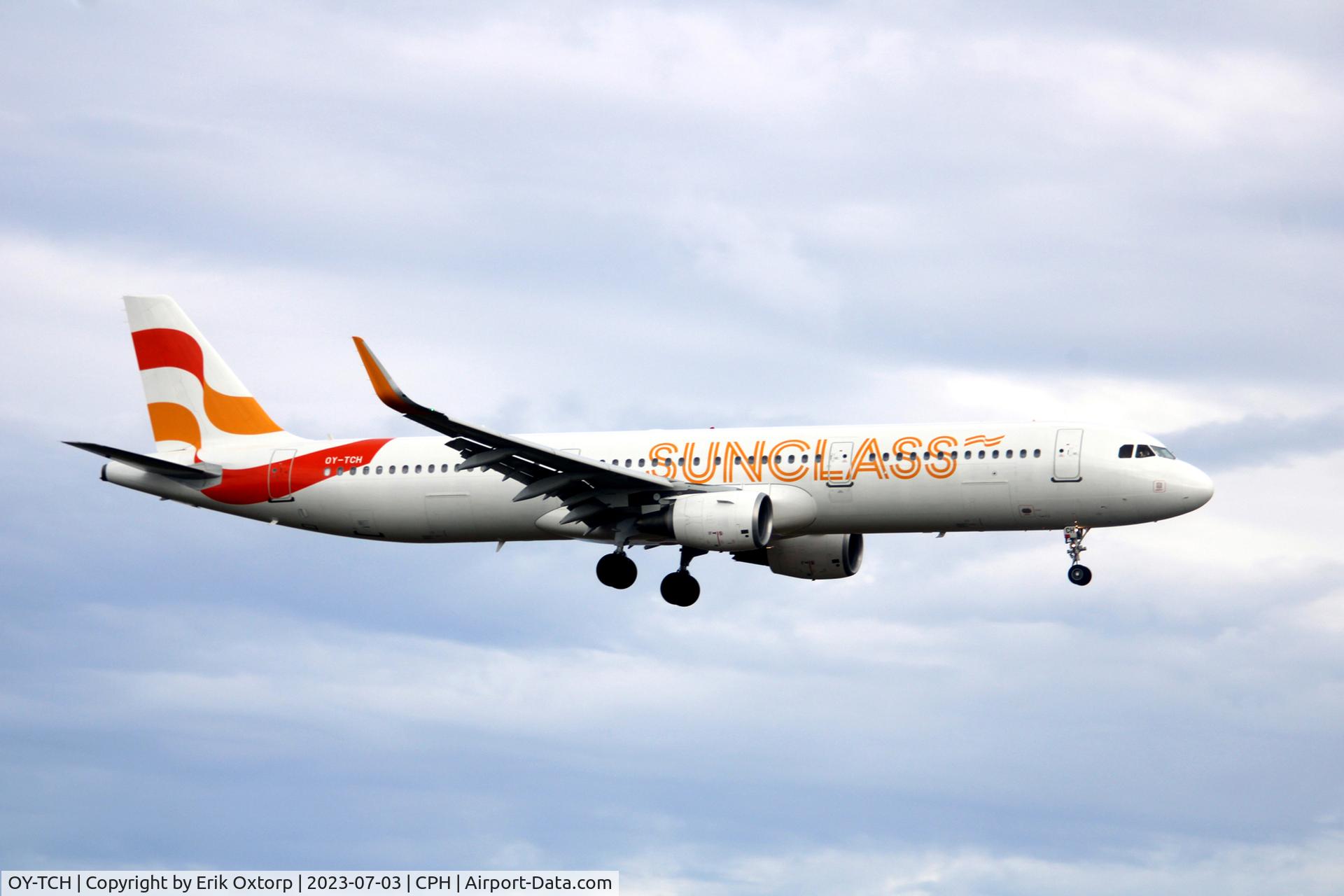 OY-TCH, 2015 Airbus A321-211 C/N 6438, OY-TCH landing rw 22L
