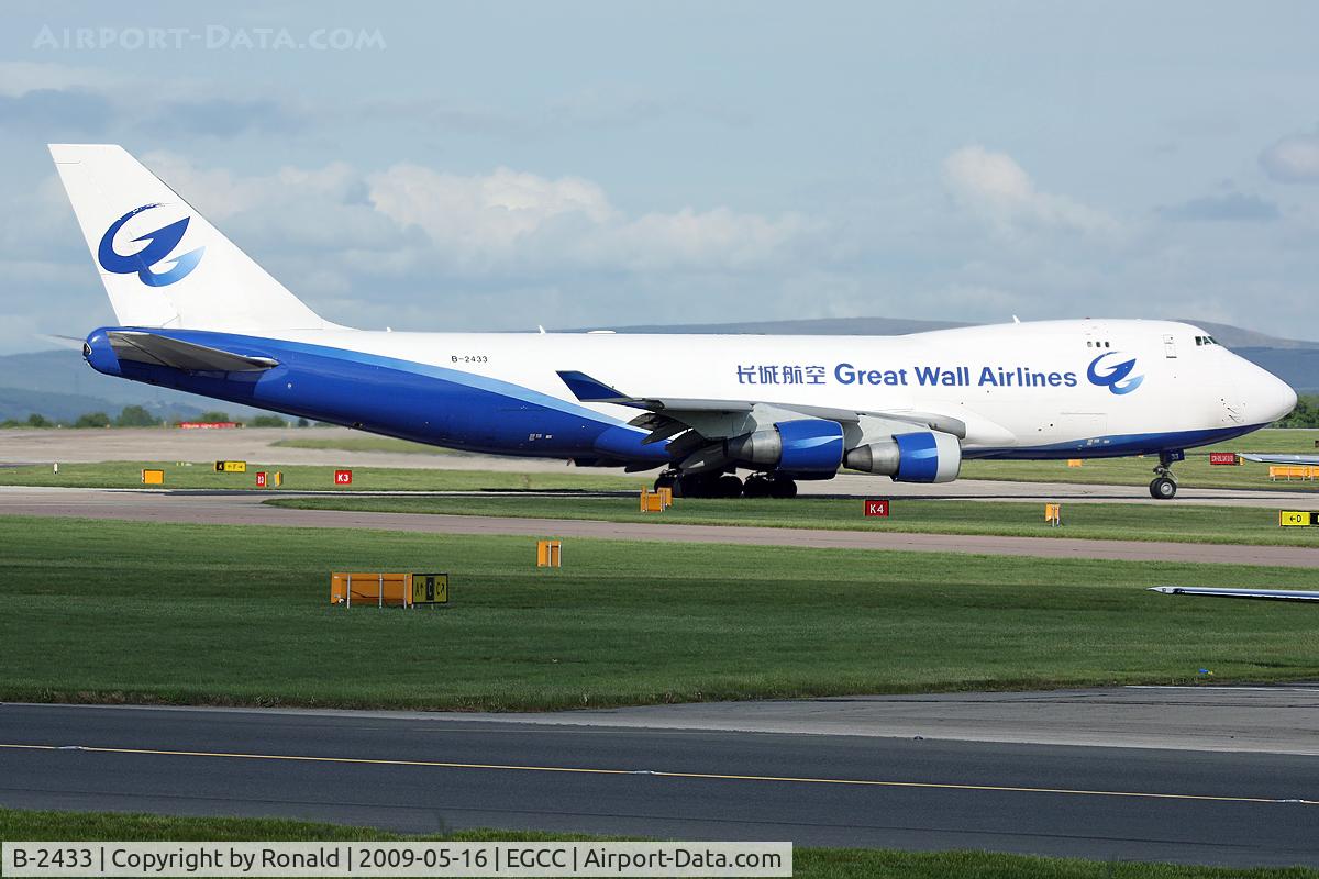 B-2433, 2000 Boeing 747-412F/SCD C/N 28027, at man