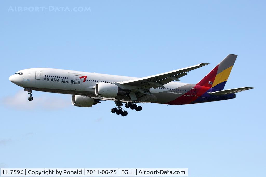 HL7596, 2001 Boeing 777-28E/ER C/N 28681, at lhr
