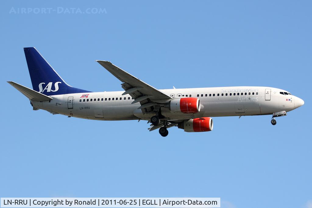 LN-RRU, 2002 Boeing 737-883 C/N 28327, at lhr